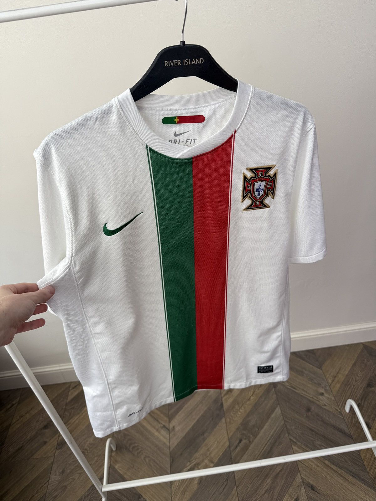 Nike PORTUGAL 2010 2011 AWAY FOOTBALL SHIRT SOCCER JERSEY Size US M / EU 48-50 / 2 - 14 Thumbnail
