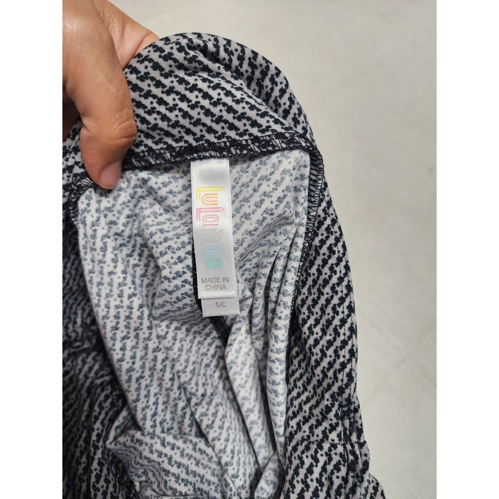 Other LuLaRoe leggings Tall & Curvy size Black & Gray pattern Size 27" / US 4 / IT 40 - 4 Thumbnail