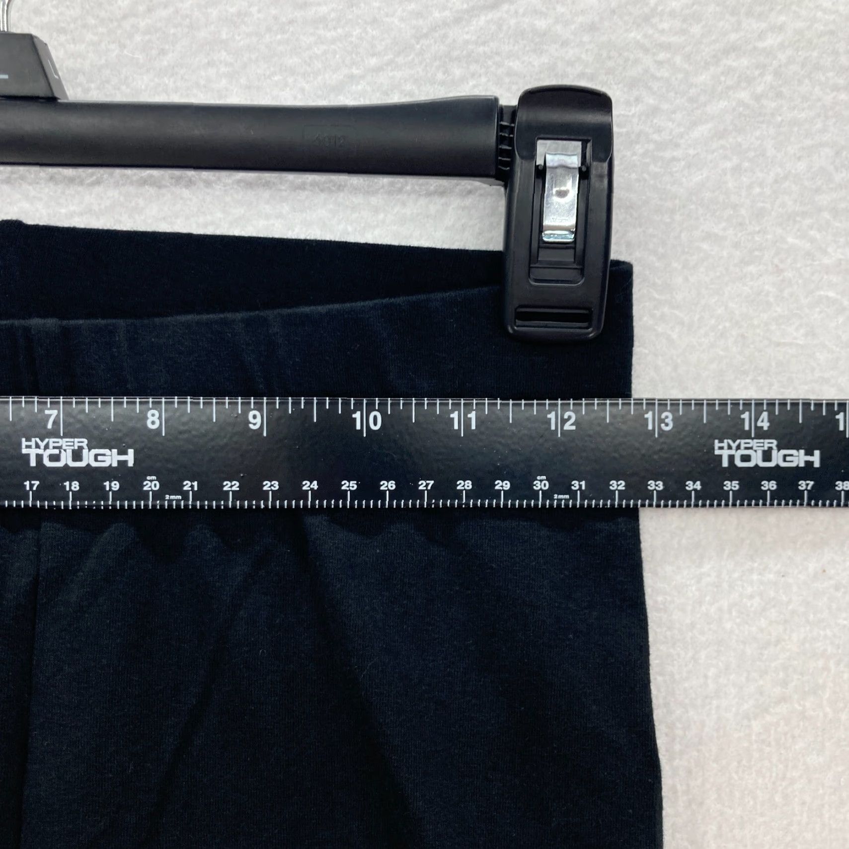 Old Navy Old Navy XS Black Super Stretch Yoga Shorts Mid Rise NWT Womens Slim Bottoms Pockets Easy Care Stretch Size 42" / US 20 - 4 Thumbnail