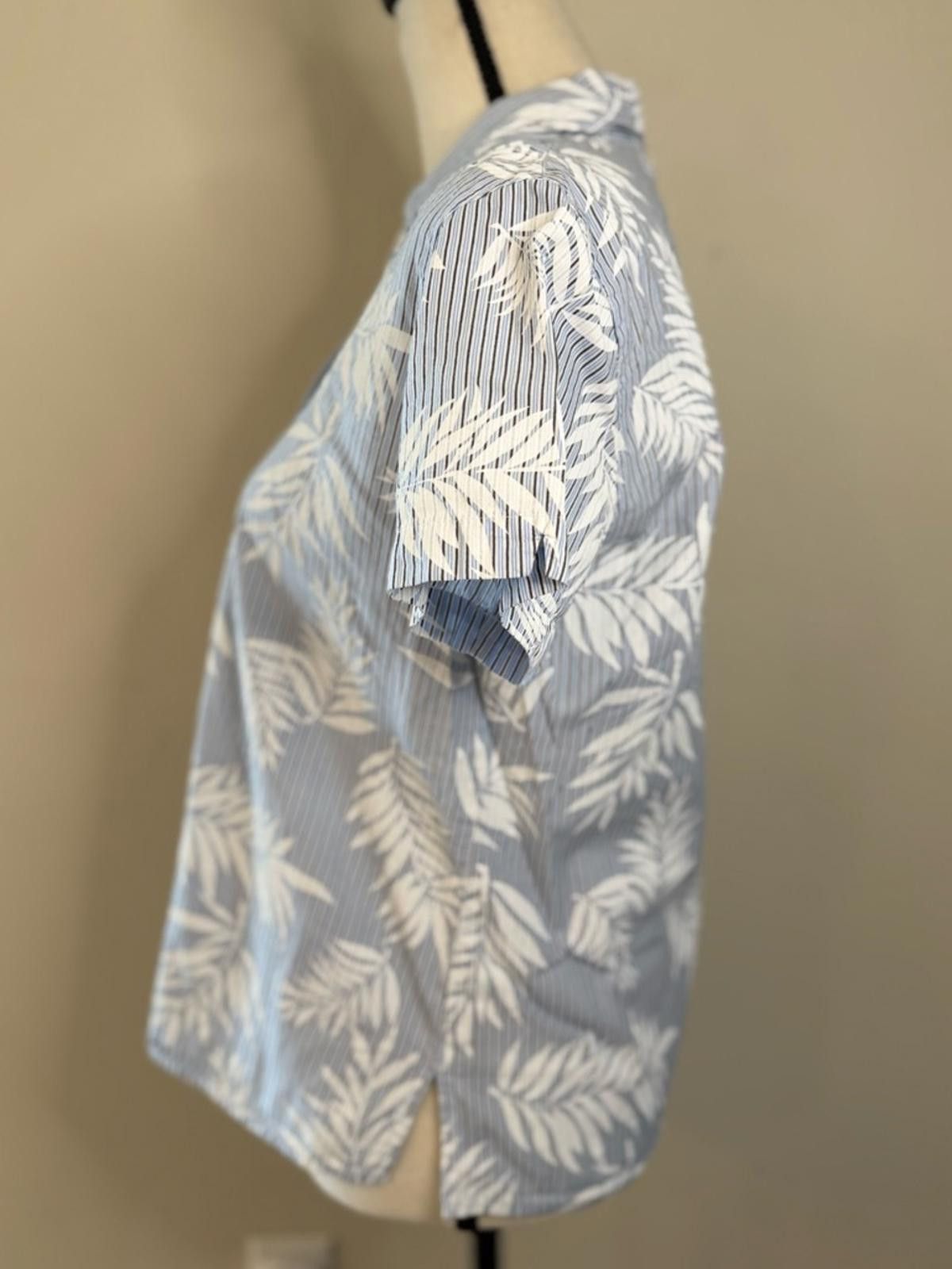 Other Liz Claiborne stripe palm short sleeve button up top SZ M Size M / US 6-8 / IT 42-44 - 3 Thumbnail