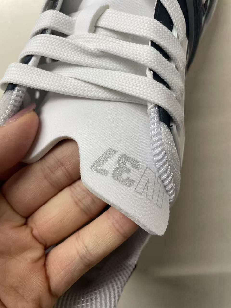 Louis Vuitton Louis Vuitton White & Marine Trainer Sneakers Size US 9 / IT 39 - 7 Thumbnail