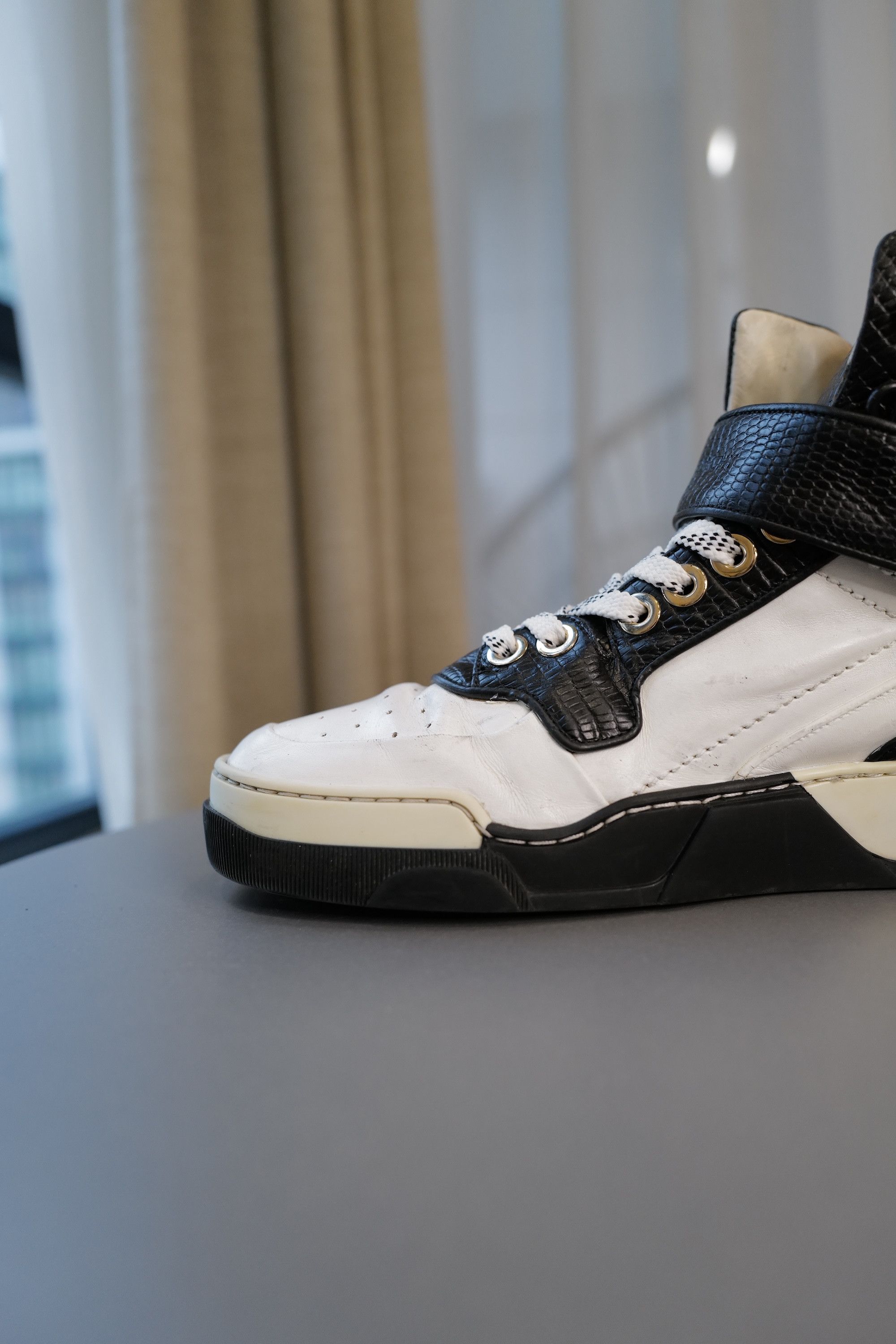Givenchy Givenchy Hi Top Leather Sneakers Size US 8 / EU 41 - 16 Thumbnail