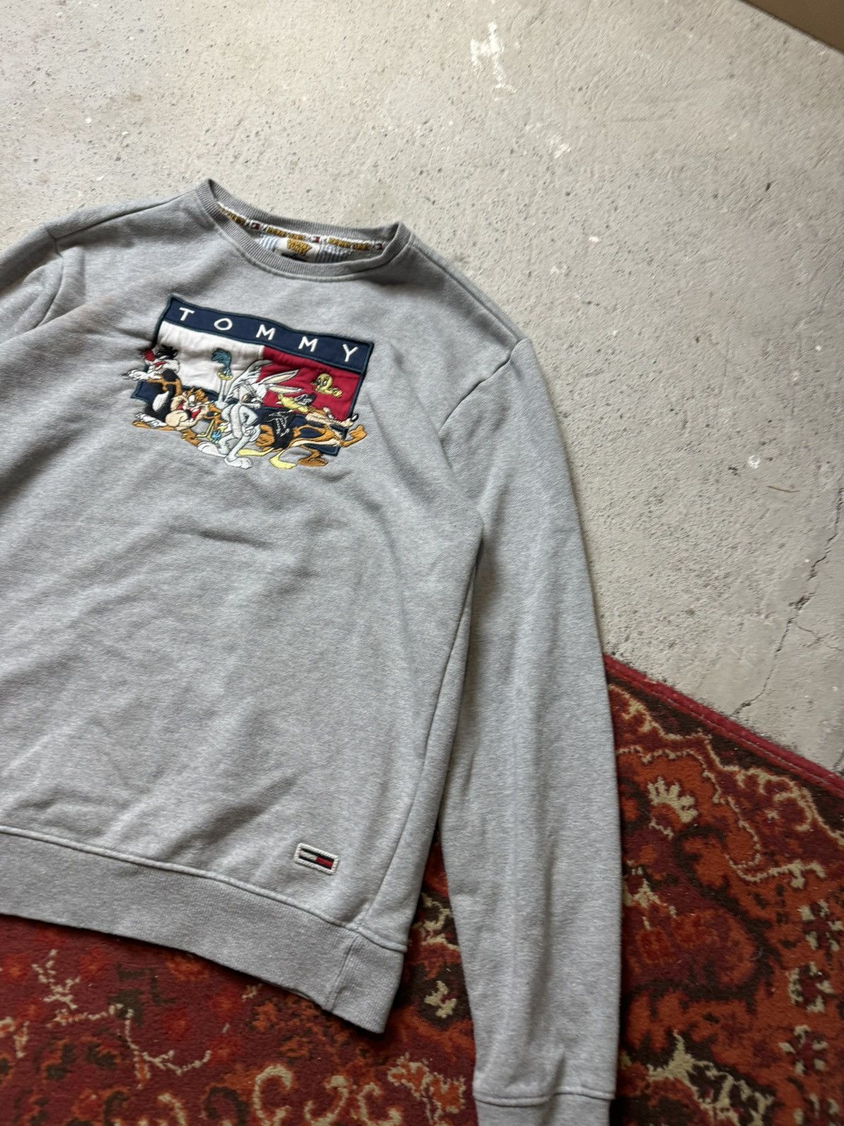 Disney × Tommy Hilfiger × Vintage Vintage Y2K Tommy Hilfiger Looney Tunes Animal Logo Sweater Size US M / EU 48-50 / 2 - 2 Thumbnail