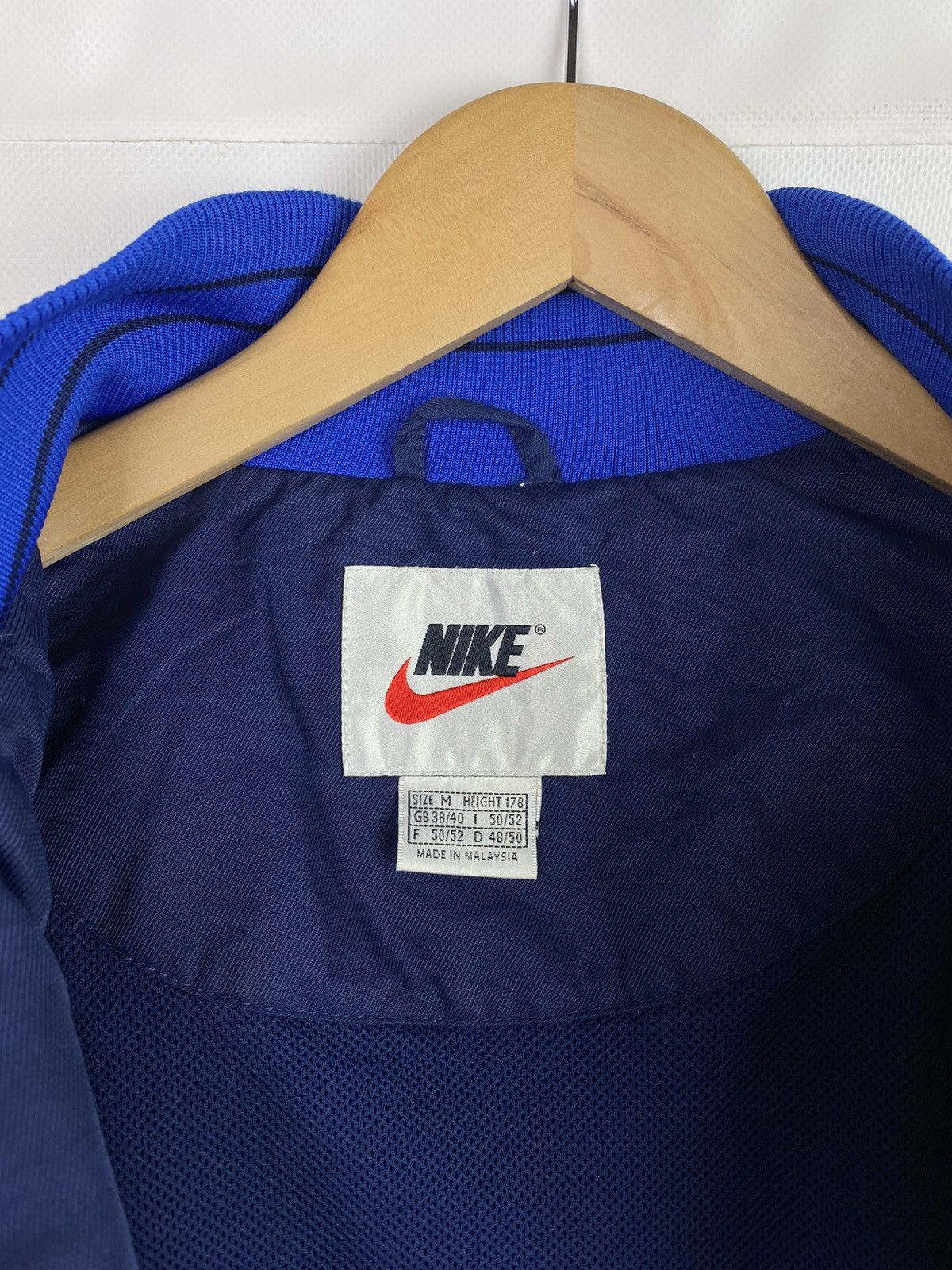 Nike Nike vintage Y2K big swoosh windbreaker jacket size M Size US M / EU 48-50 / 2 - 25 Thumbnail