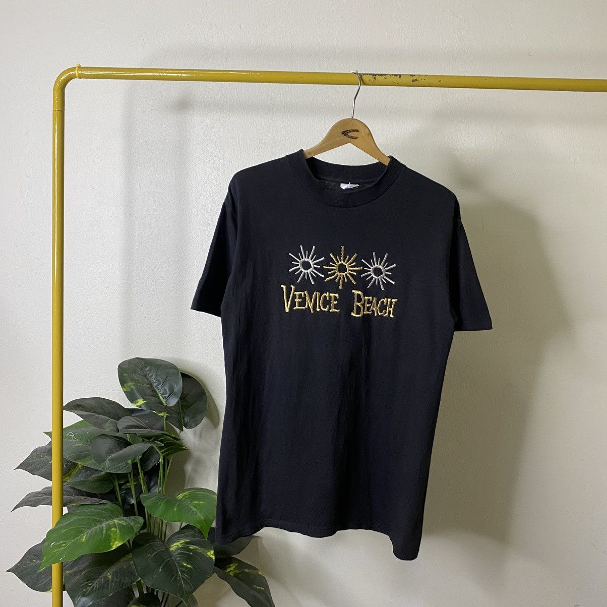 Vintage 1990s Venice Beach Embroidery Detailing T Shirt Size US M / EU 48-50 / 2 - 1 Thumbnail