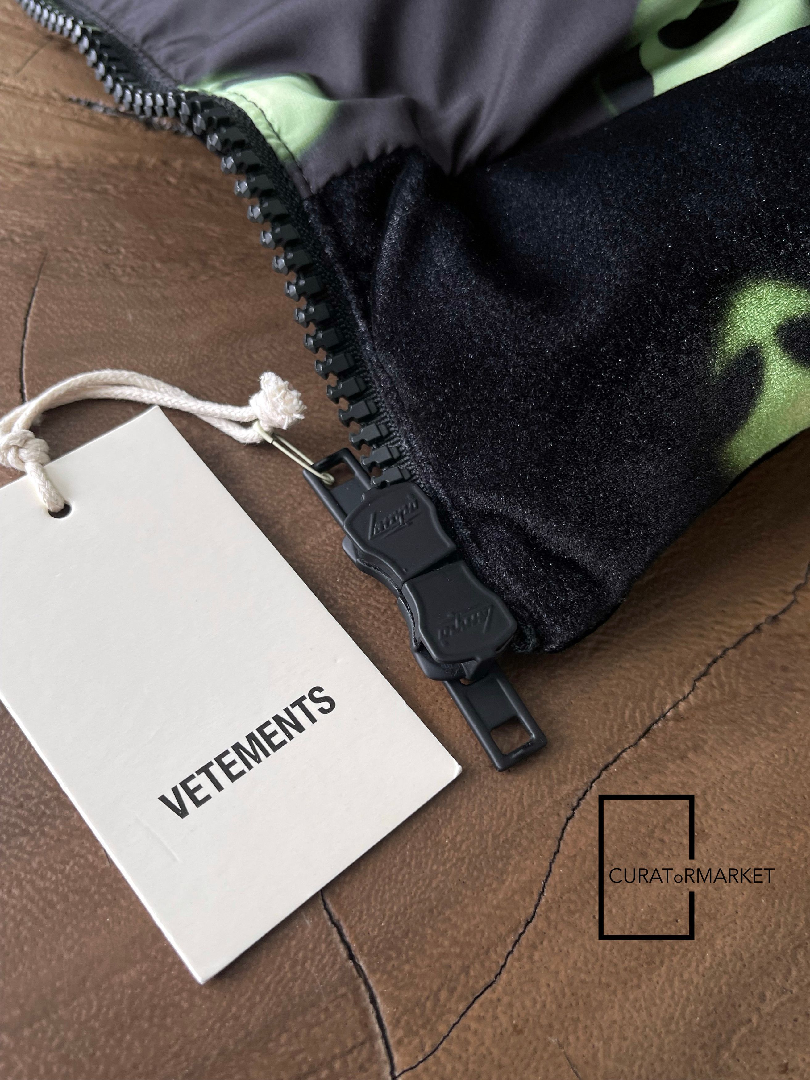 Vetements RARE Space Alien Head Velvet Down Padded Puffer Jacket FW22 Size US L / EU 52-54 / 3 - 9 Thumbnail