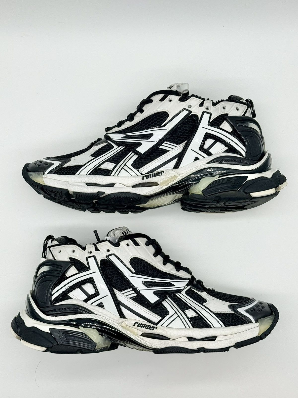 Balenciaga Size 11 - Balenciaga Runner Black White Size US 11 / EU 44 - 2 Thumbnail