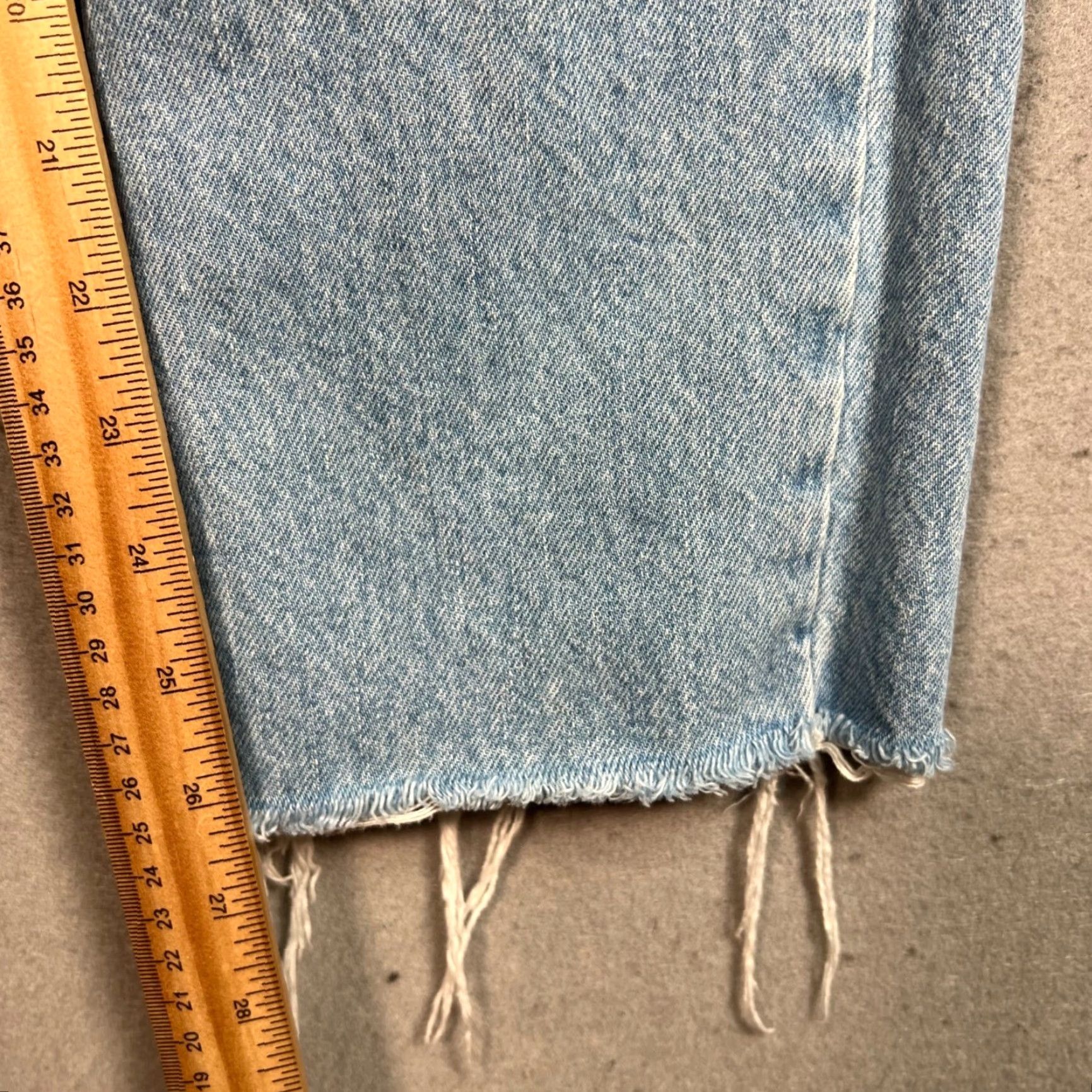 Urban Outfitters BDG Urban Outfitters Slim Straight Distressed Light Wash Jeans Size 27 Frayed Womens Jeans 27distressed Slim Straight Blue 90s? Size 27" / US 4 / IT 40 - 7 Thumbnail