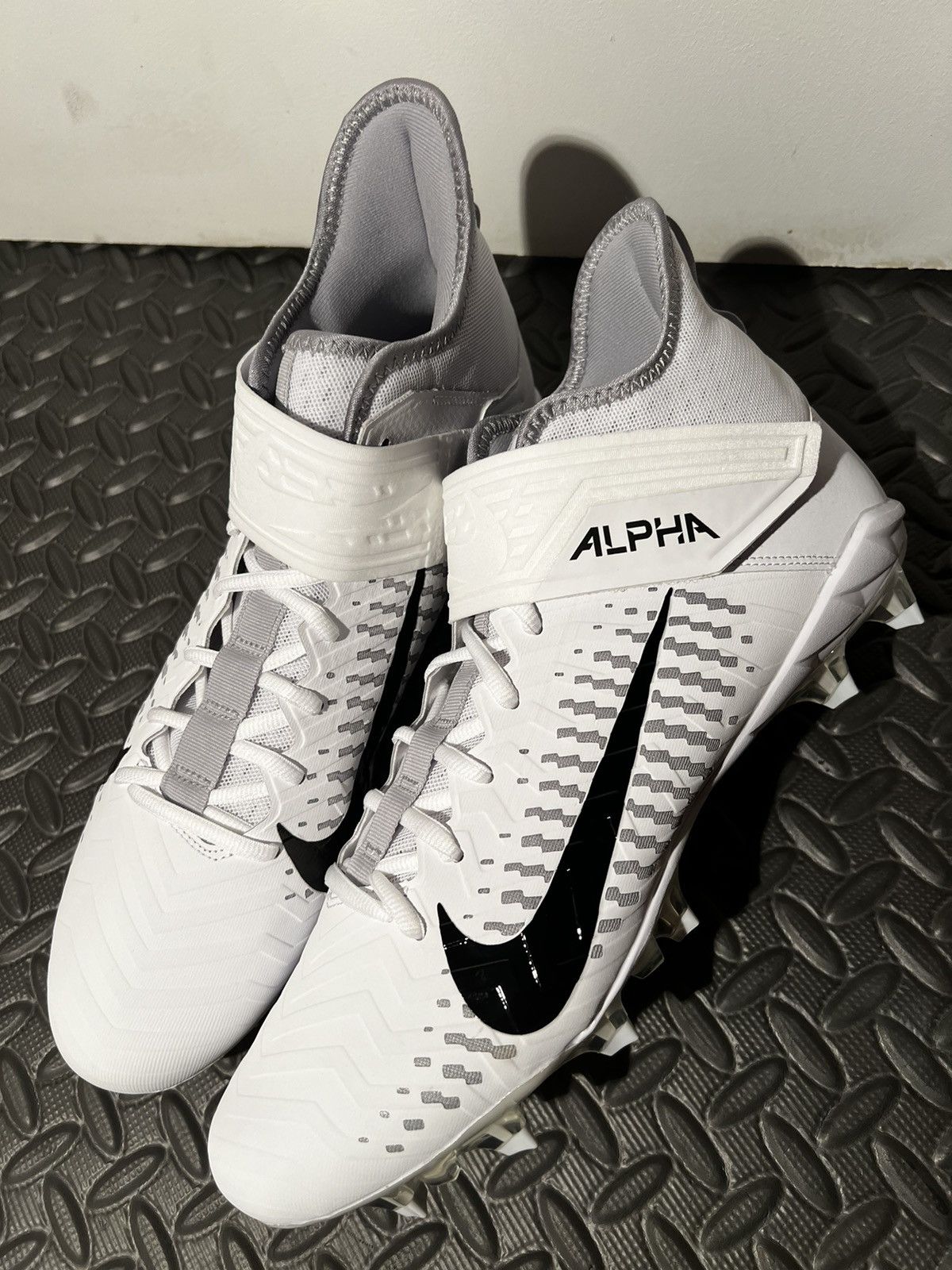 Nike NEW Nike Alpha Menace Pro 2 White size 12.5 Football cleats Size US 12.5 / EU 45-46 - 2 Thumbnail