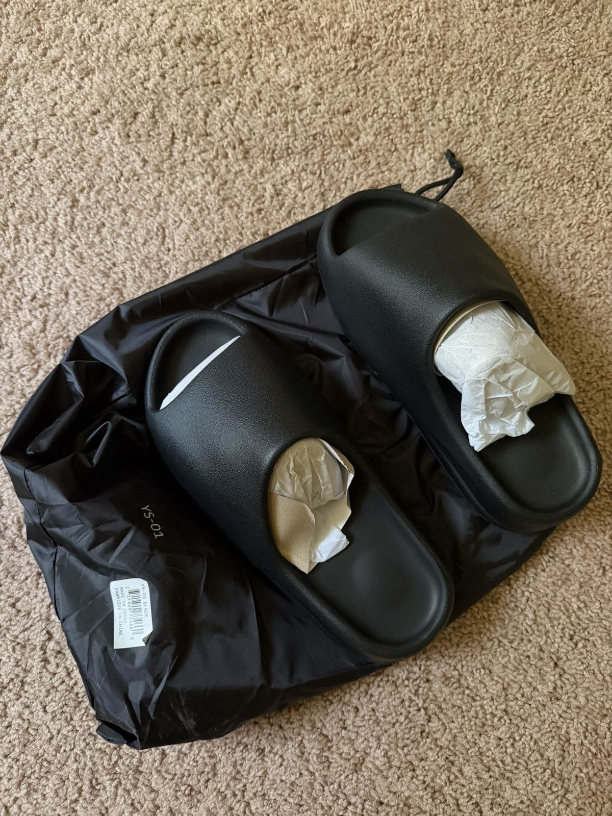 Yeezy Yzy slide Size US 9 / EU 42 - 1 Thumbnail