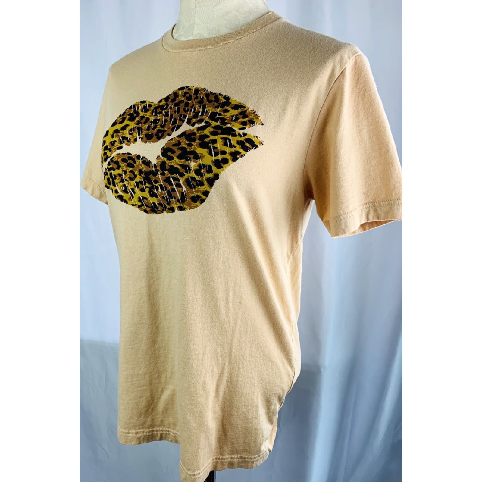 Vintage Bella + Canvas Women's Tshirt Medium Beige Animal Lip Graphic Short Sleeve Size M / US 6-8 / IT 42-44 - 3 Thumbnail