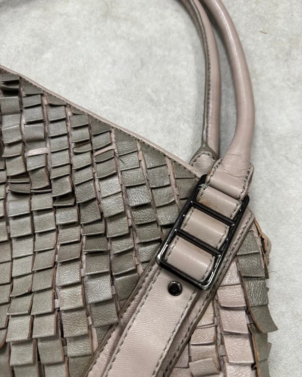 Burberry Burberry Grey Leather Textured Handle Bag Size ONE SIZE - 9 Thumbnail
