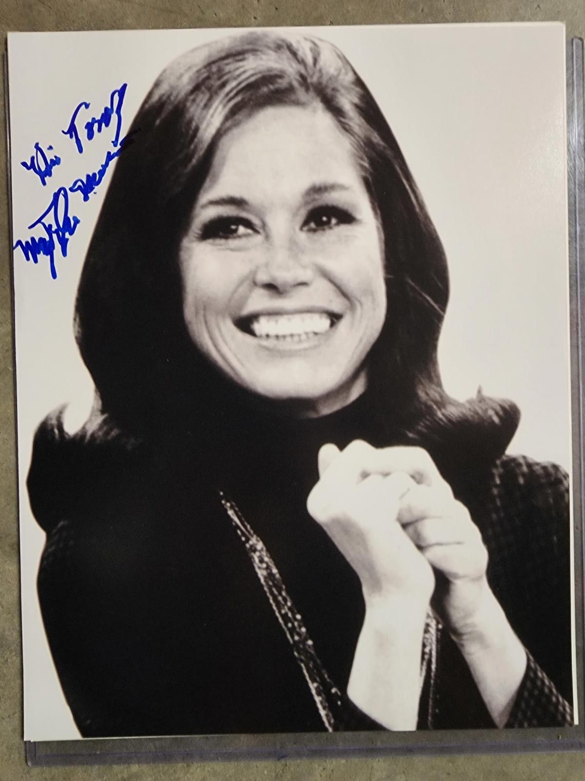 Unknown London Mary Tyler Moore Signed 11x14 Black and White Photo with COA Size ONE SIZE - 1 Thumbnail