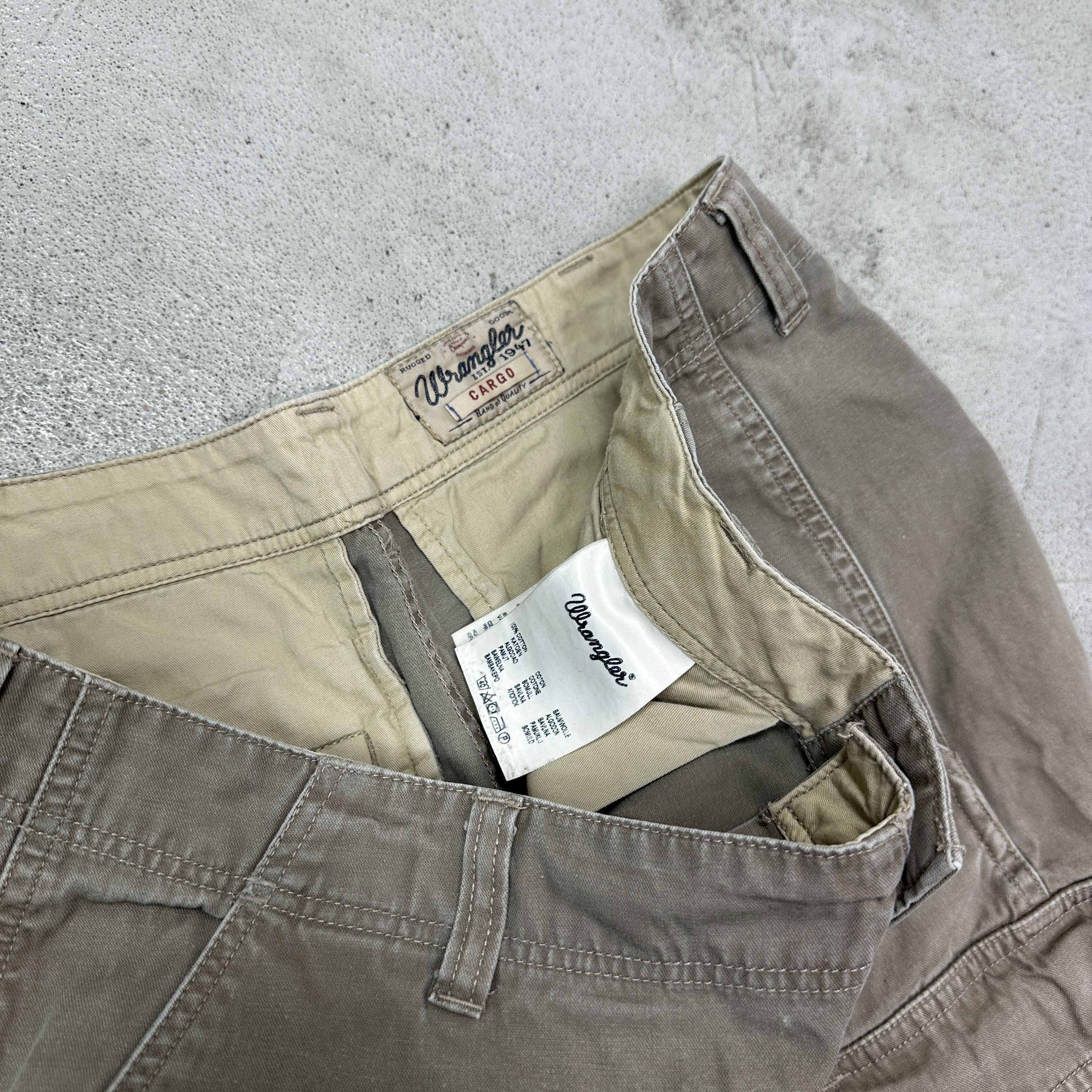 Wrangler Vintage Casual Streetwear Wrangler Cargo Shorts Y2K Size US 31 - 3 Thumbnail