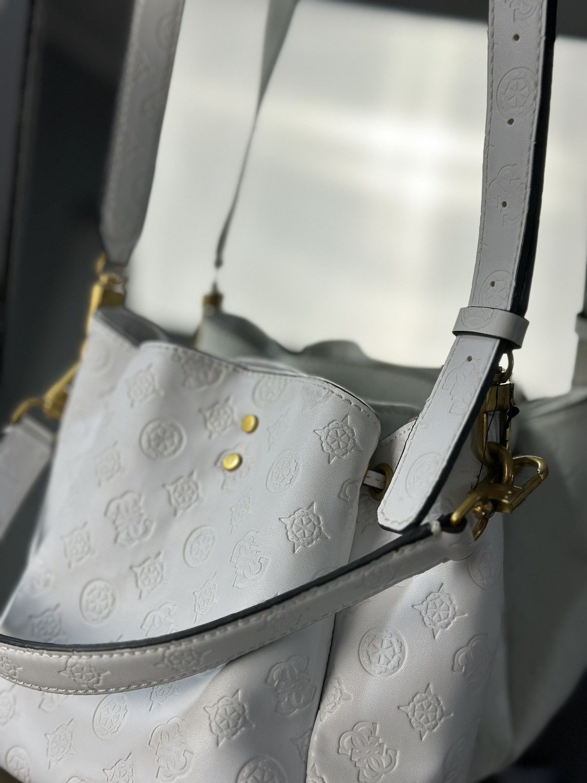 Guess Guess White Monogram Bucket Bag Gold Hardware Y2K Style Size ONE SIZE - 12 Thumbnail