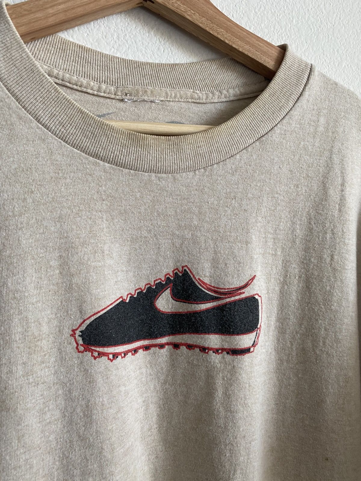 Nike 00s Vintage Nike Runner Shoe Center Logo Tee Size US XL / EU 56 / 4 - 3 Thumbnail