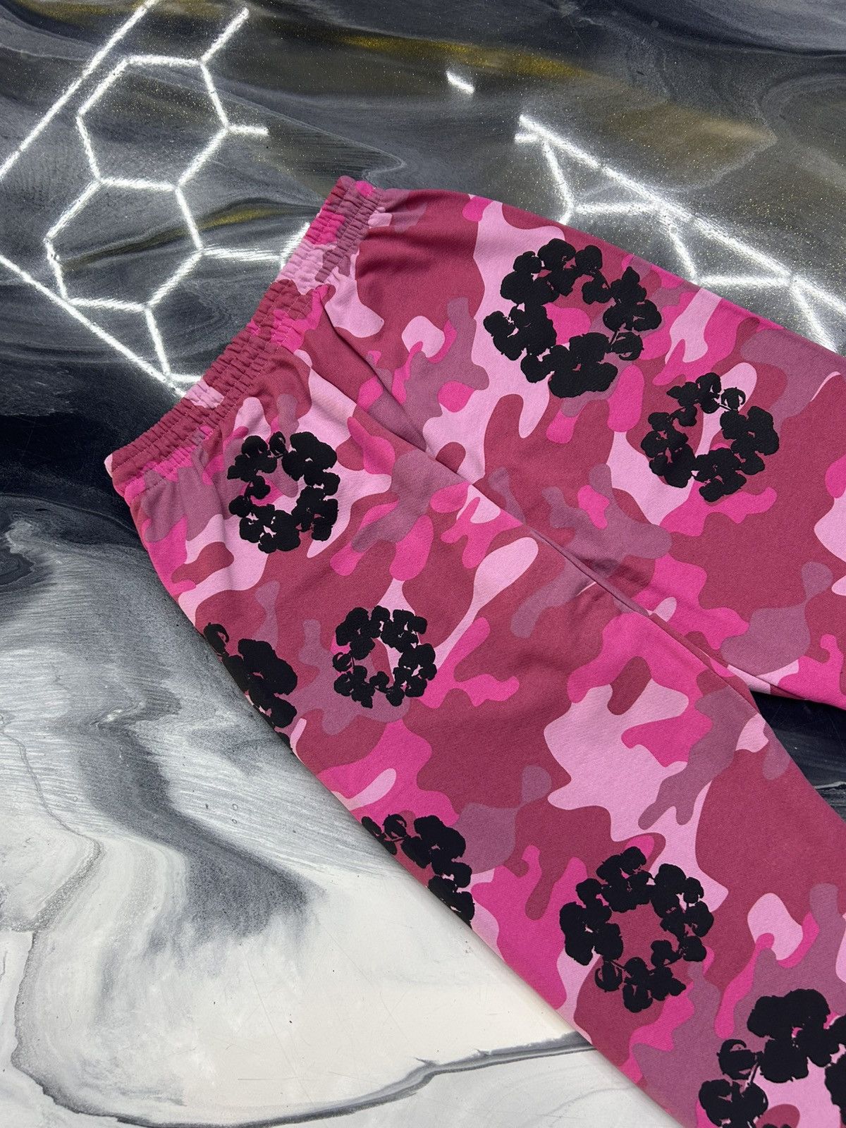 DENIM TEARS Denim Tears Pink Camo Cotton Wreath Sweatpants Size M Size US 32 / EU 48 - 11 Thumbnail