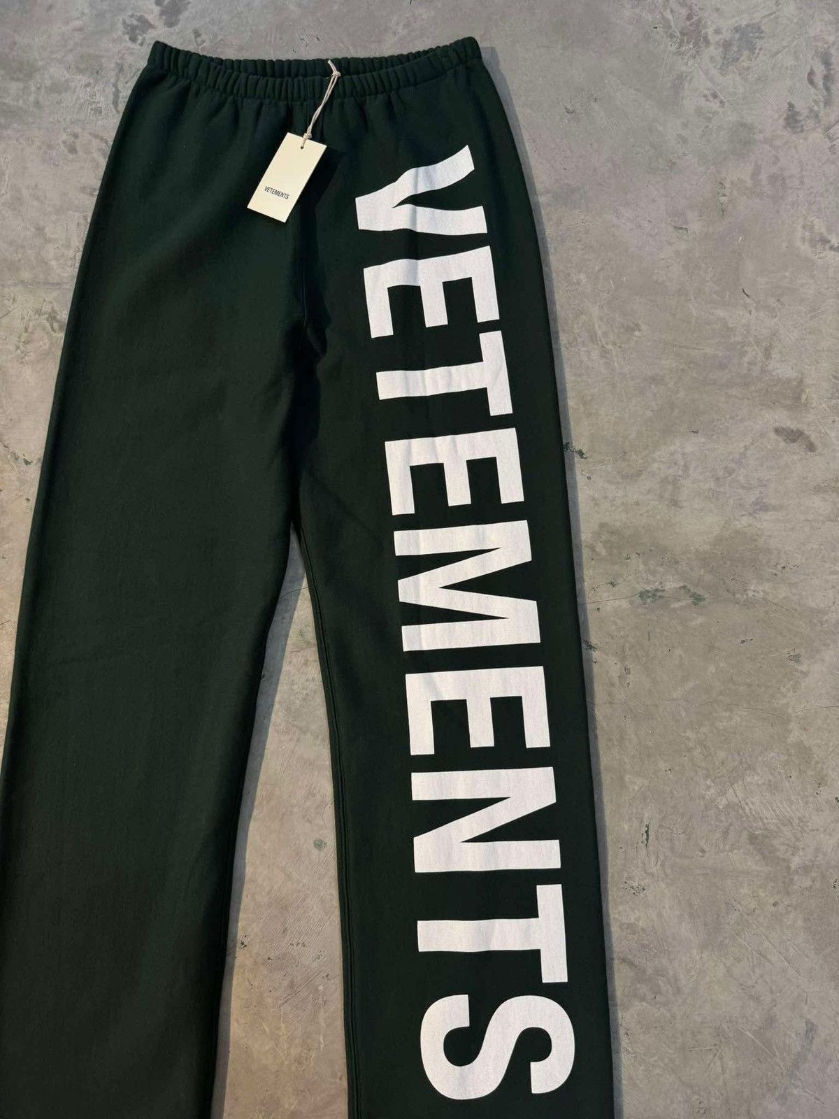 Vetements Vetements Vertical Script Green sweatpants Size US 30 / EU 46 - 3 Thumbnail