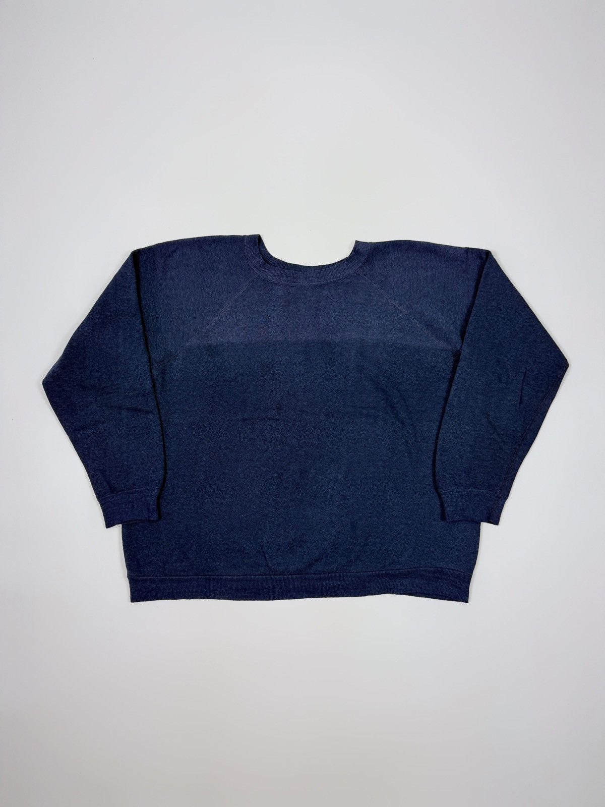 Fruit Of The Loom 60s 70s Vintage FOTL Distressed Navy Raglan Boxy Sweatshirt Size US M / EU 48-50 / 2 - 1 Thumbnail