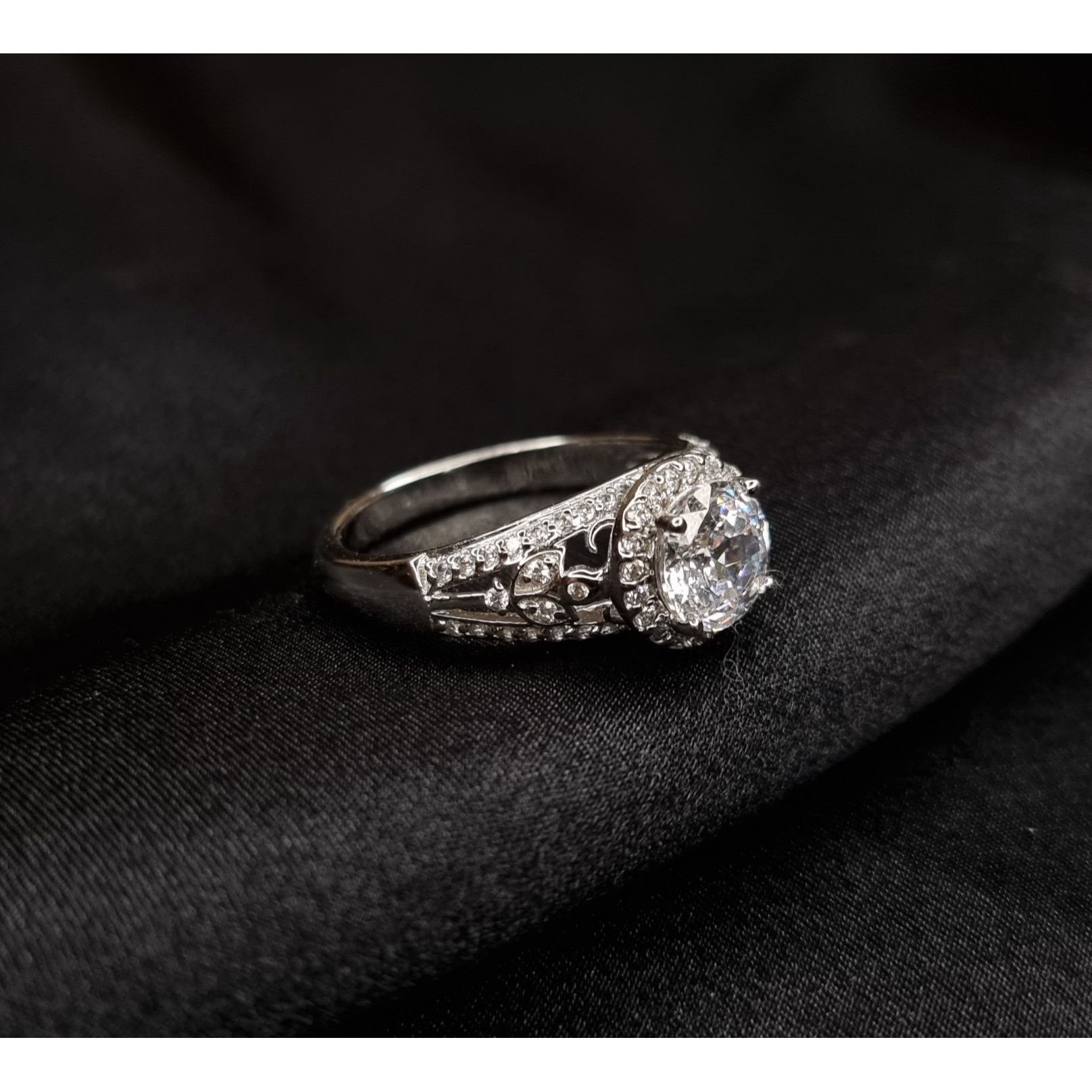 Vintage 925 Sterling Silver CZ Ring With Intricate Detailing & Spark Size ONE SIZE - 1 Thumbnail