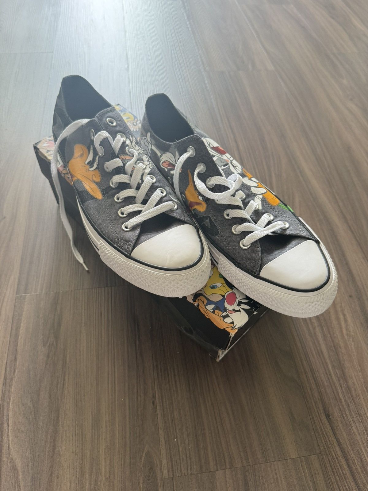 Converse Converse x Looney Tunes Chuck Taylor All Star Low Men’s 11 Size US 11 / EU 44 - 1 Thumbnail