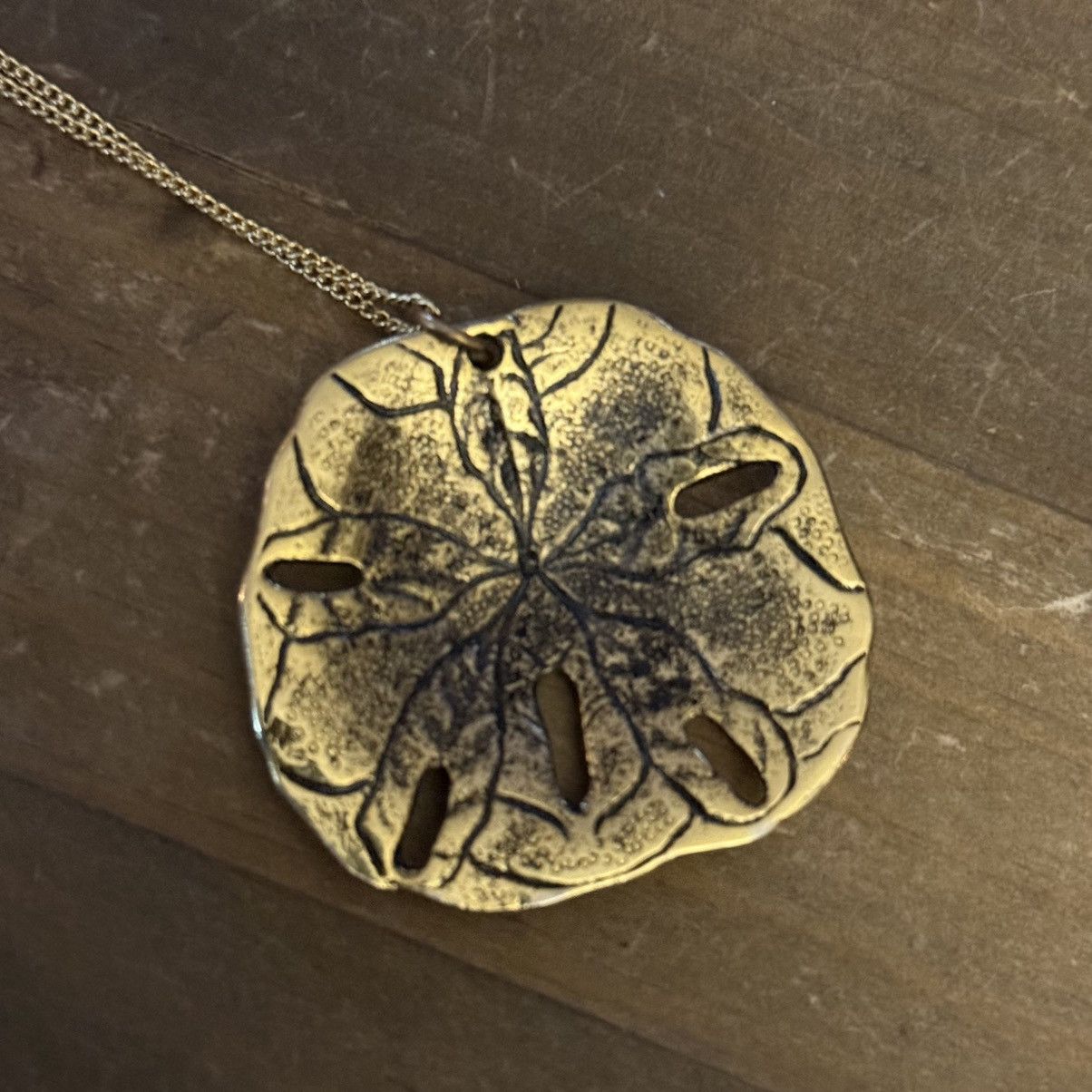 Other Gold tone large Sand Dollar pendant necklace Size ONE SIZE - 4 Thumbnail