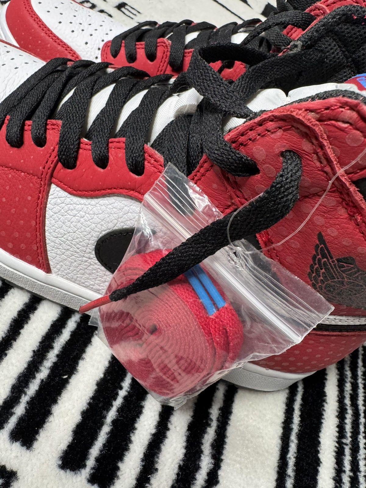 Jordan Brand Air Jordan 1 Retro High “Origin Story” Size US 11 / EU 44 - 2 Thumbnail