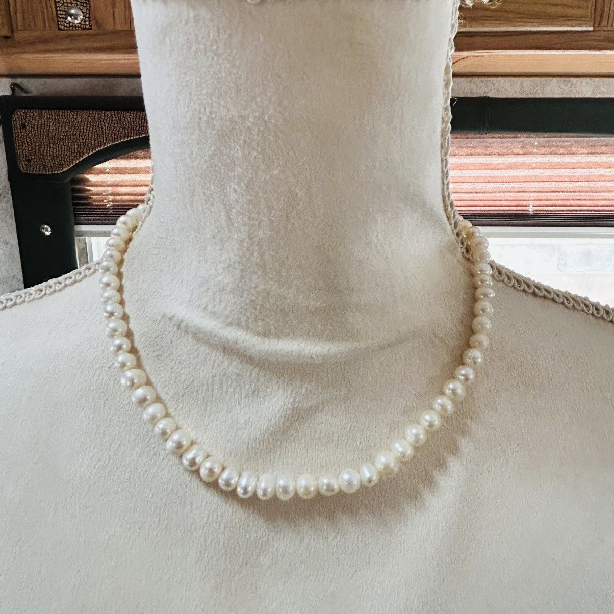 Handmade Handcrafted elegant classy white genuine pearl necklace Size ONE SIZE - 2 Thumbnail