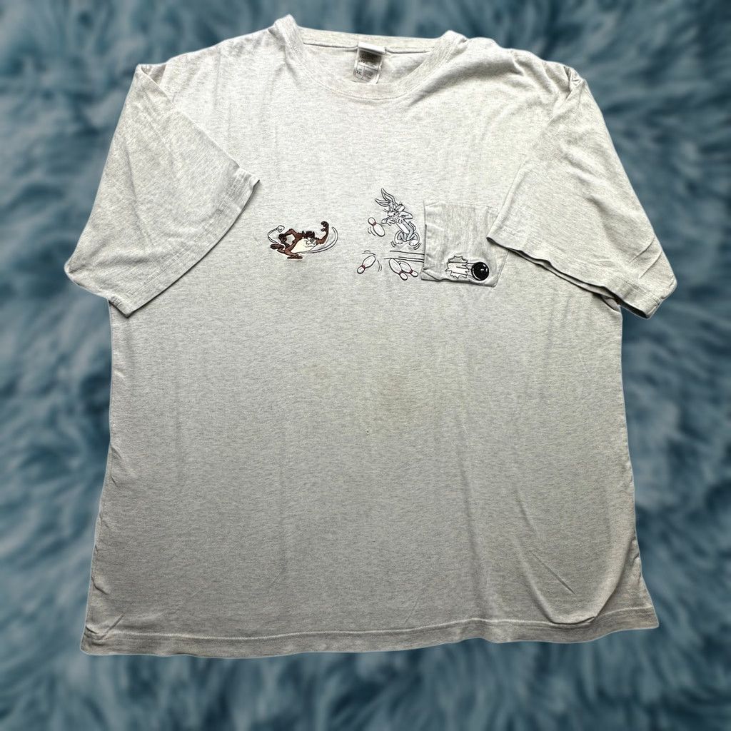Vintage VINTAGE Warner Bros Looney Tunes Taz Bugs Bunny Pocket T Shirt XXL Gray Men Short Sleeve Graphic Print 2001 90s Size US XXL / EU 58 / 5 - 1 Thumbnail