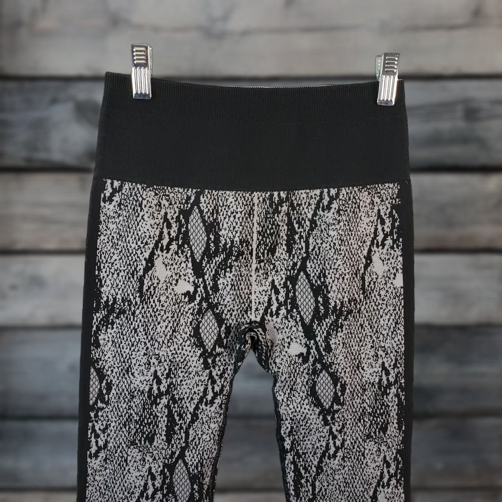 Fabletics Fabletics Womens High Waisted Seamless Snakeskin 7/8 Leggings Sz Small Black Size 28" / US 6 / IT 42 - 1 Thumbnail