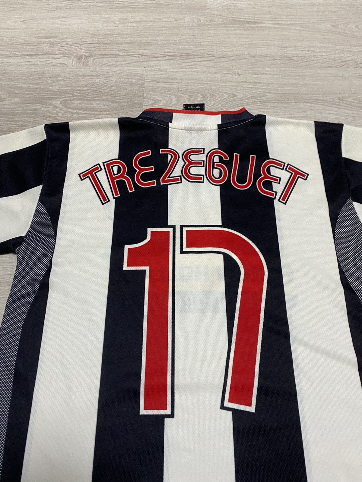 Vintage Vintage Jersry Juventus David Trezeguet #17 size M officiall Size US S / EU 44-46 / 1 - 3 Thumbnail
