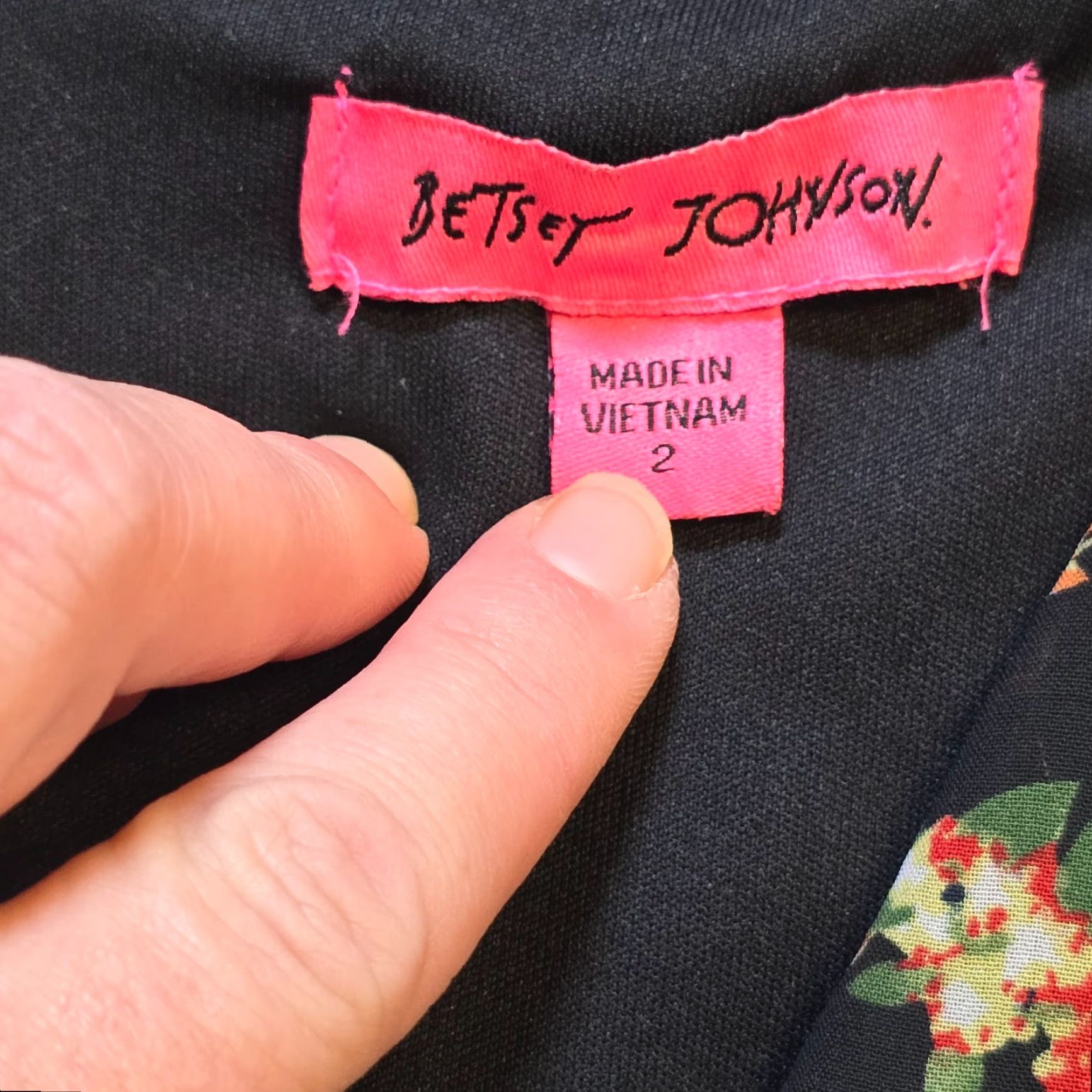 Betsey Johnson Betsey Johnson Dress Womens Size 2 Black Floral A-Line V-Neck Cocktail Party - Knee Length, Short Sleeve, Lined, Polyester Chiffon, Cap Sleeve, Zip Size XS / US 0-2 / IT 36-38 - 3 Thumbnail