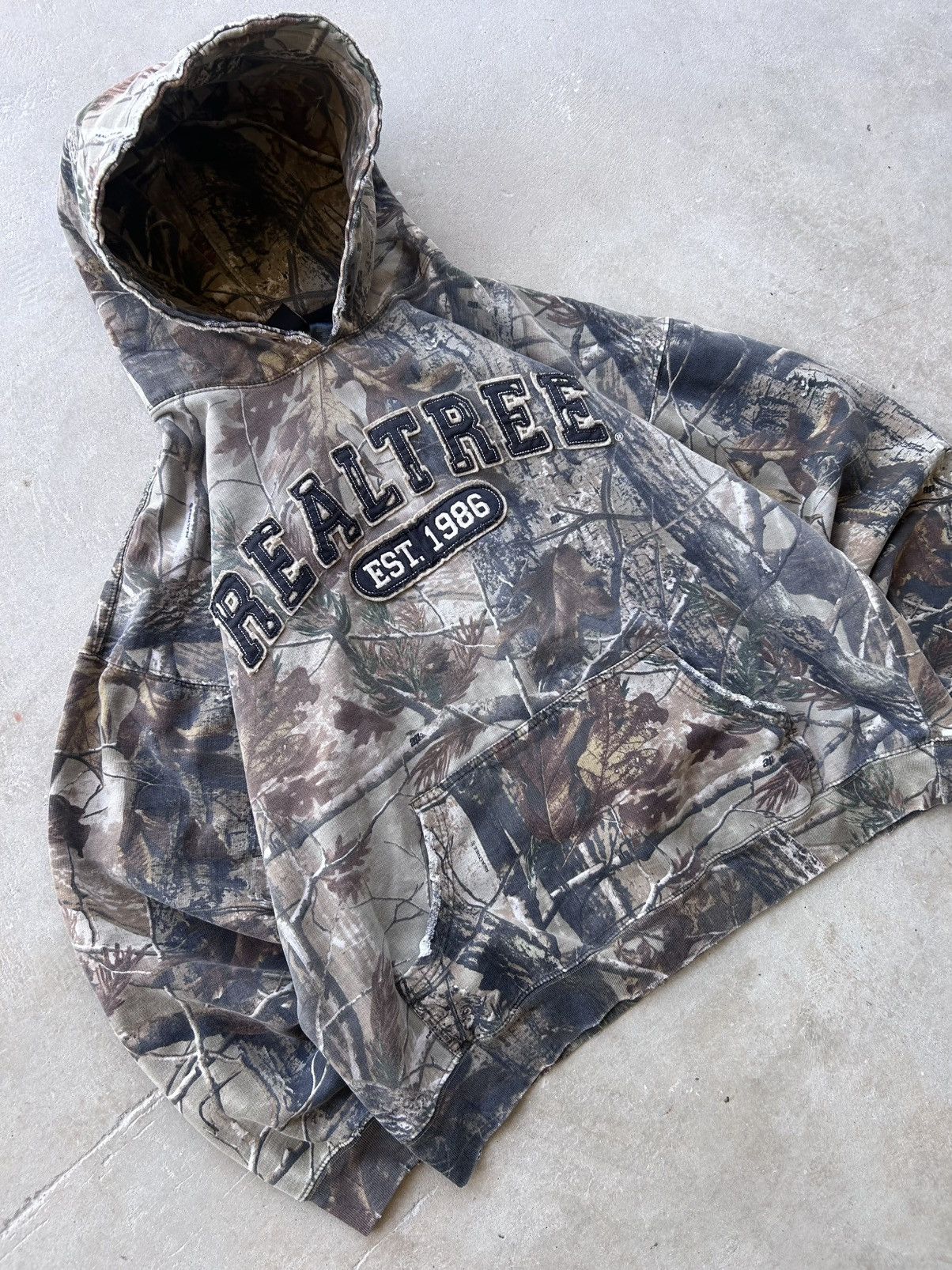 Other Vintage Essential Distressed RealTree Spell-out Hoodie Size US L / EU 52-54 / 3 - 2 Thumbnail