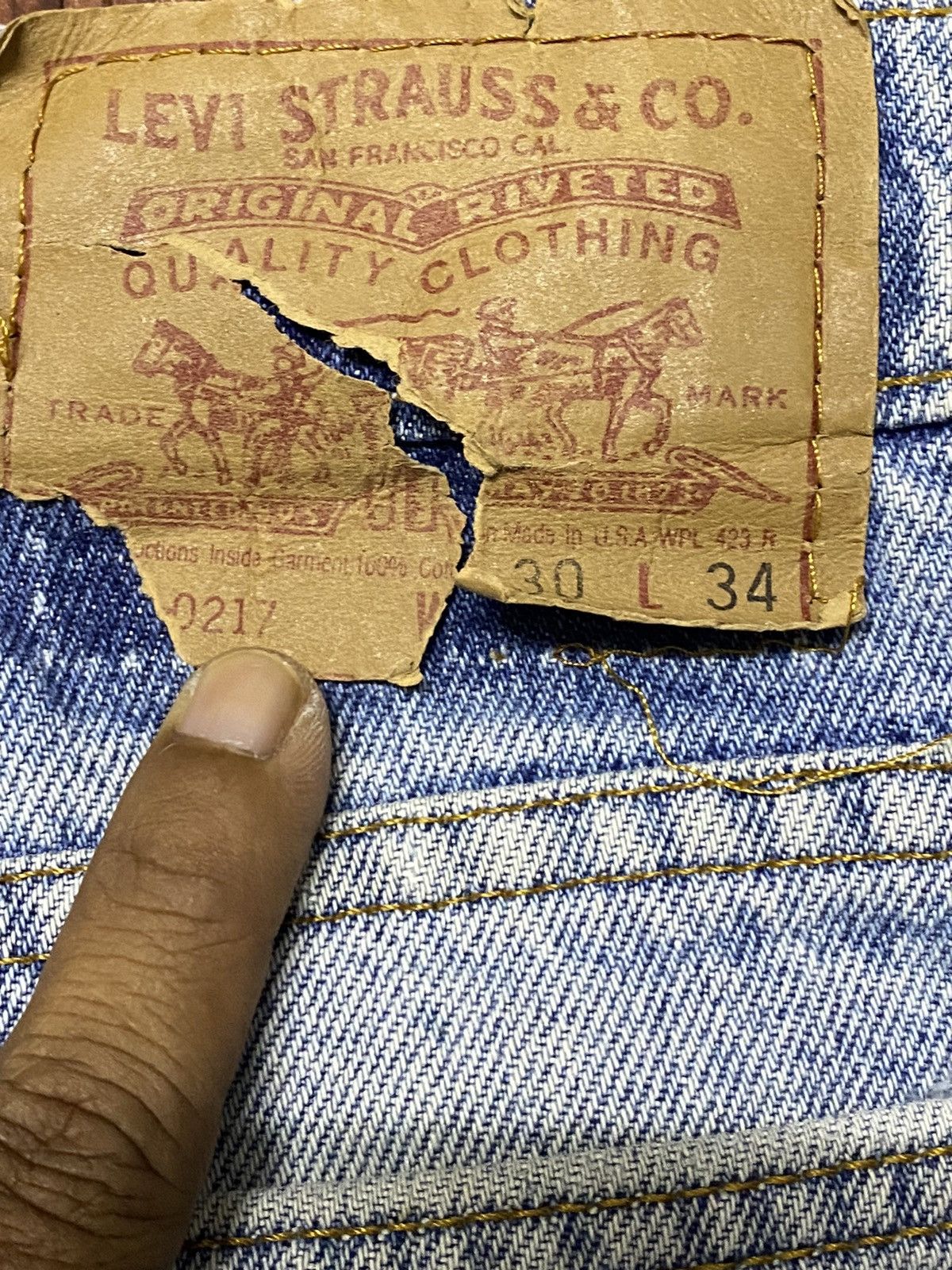 Levi's Vintage Clothing Vintage Levis 90s Blue Faded Wash Distressed Jeans Size US 28 / EU 44 - 9 Thumbnail