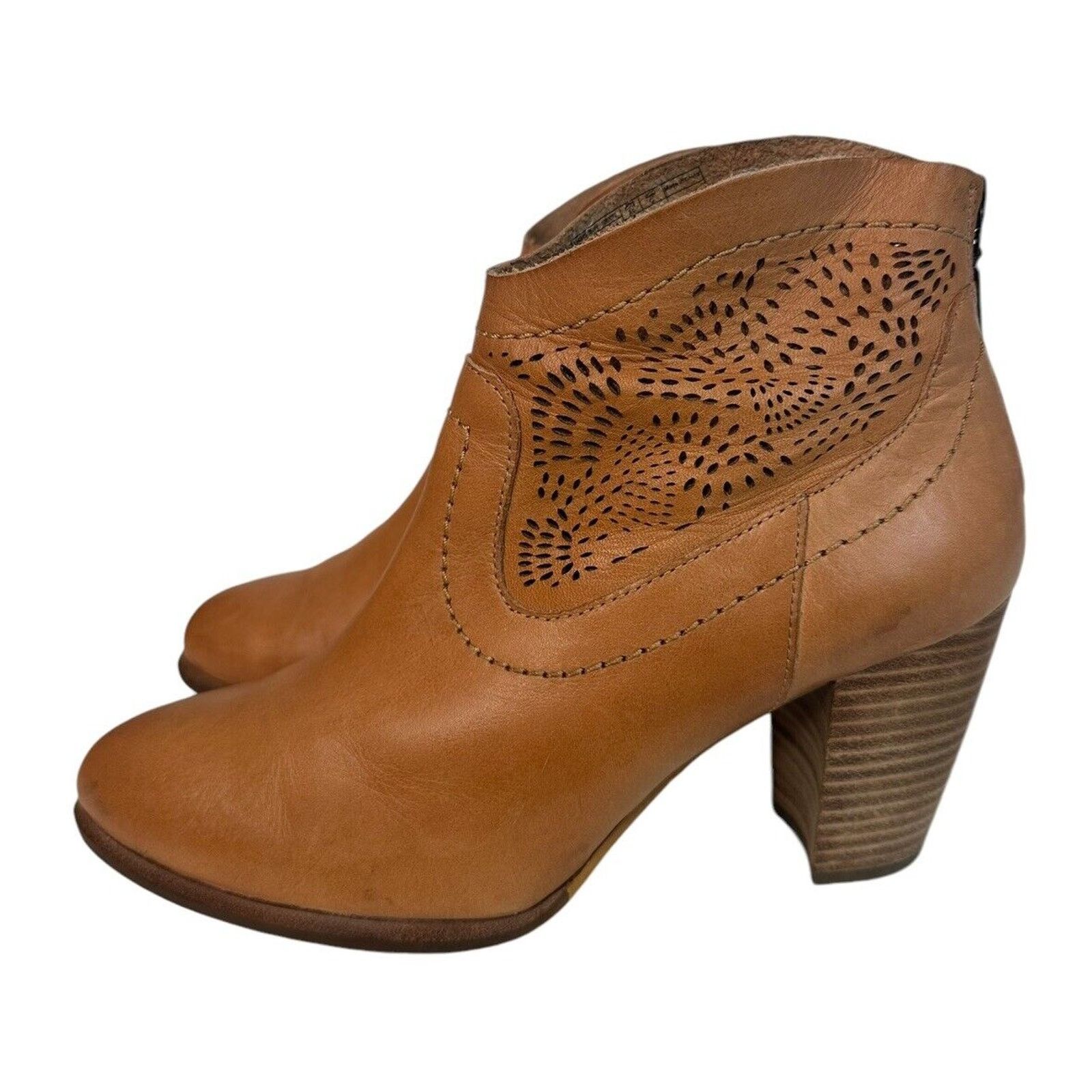 Ugg UGG Charlotte Perforated Tan Leather Cowgirl Ankle Booties 7 Size US 7 / IT 37 - 7 Thumbnail