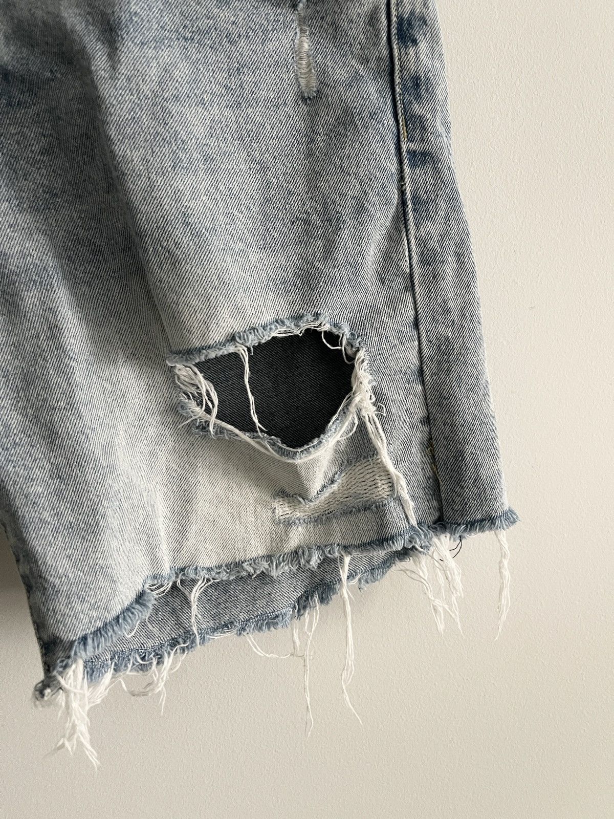 H&M STEAL! H&M Vintage Line Distressed Jean Shorts (32) Size US 32 / EU 48 - 3 Thumbnail