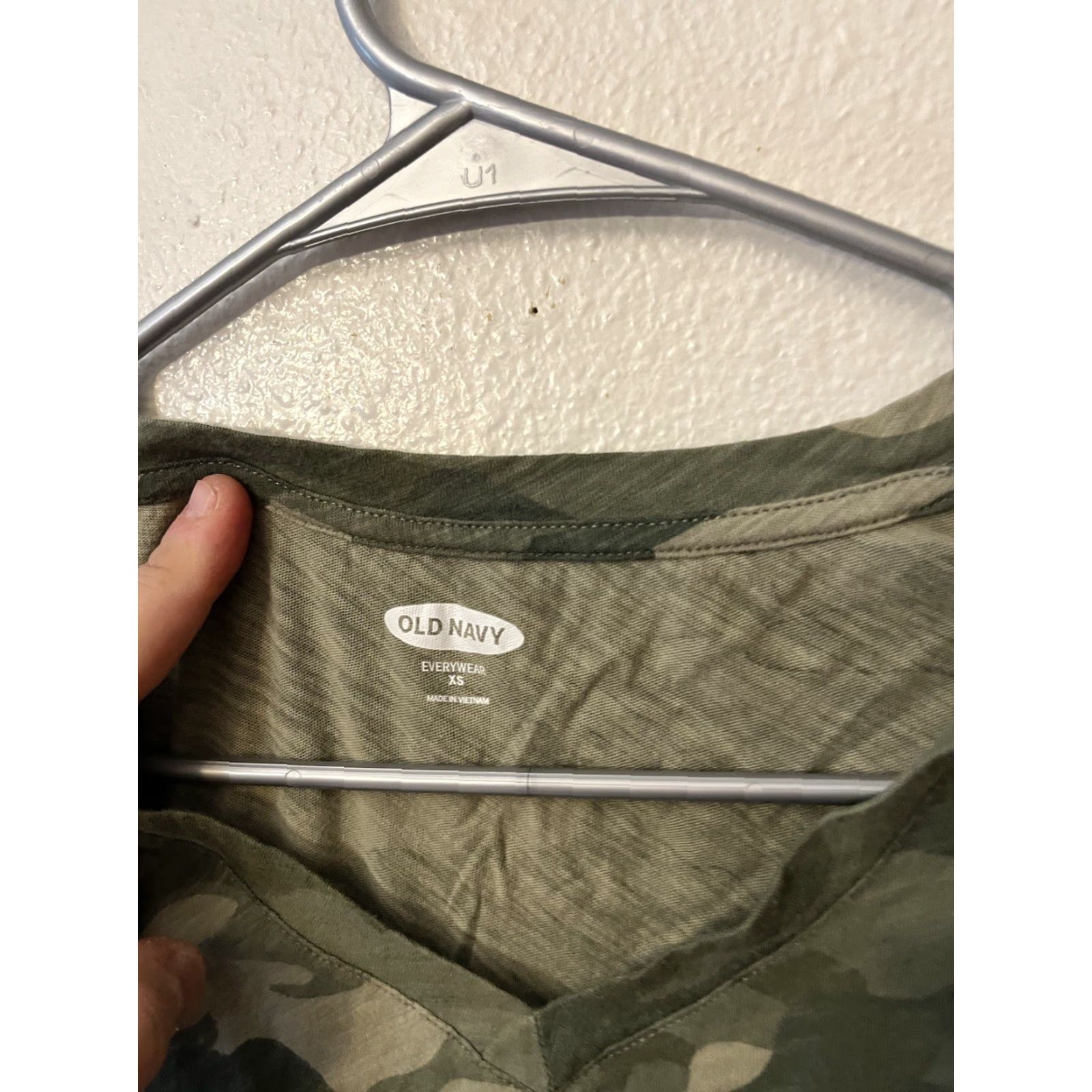 Old Navy Old Navy Everywear Womens Green Camo 100% Cotton V Neck Short Sleeve Shirt XS Size XS / US 0-2 / IT 36-38 - 2 Thumbnail