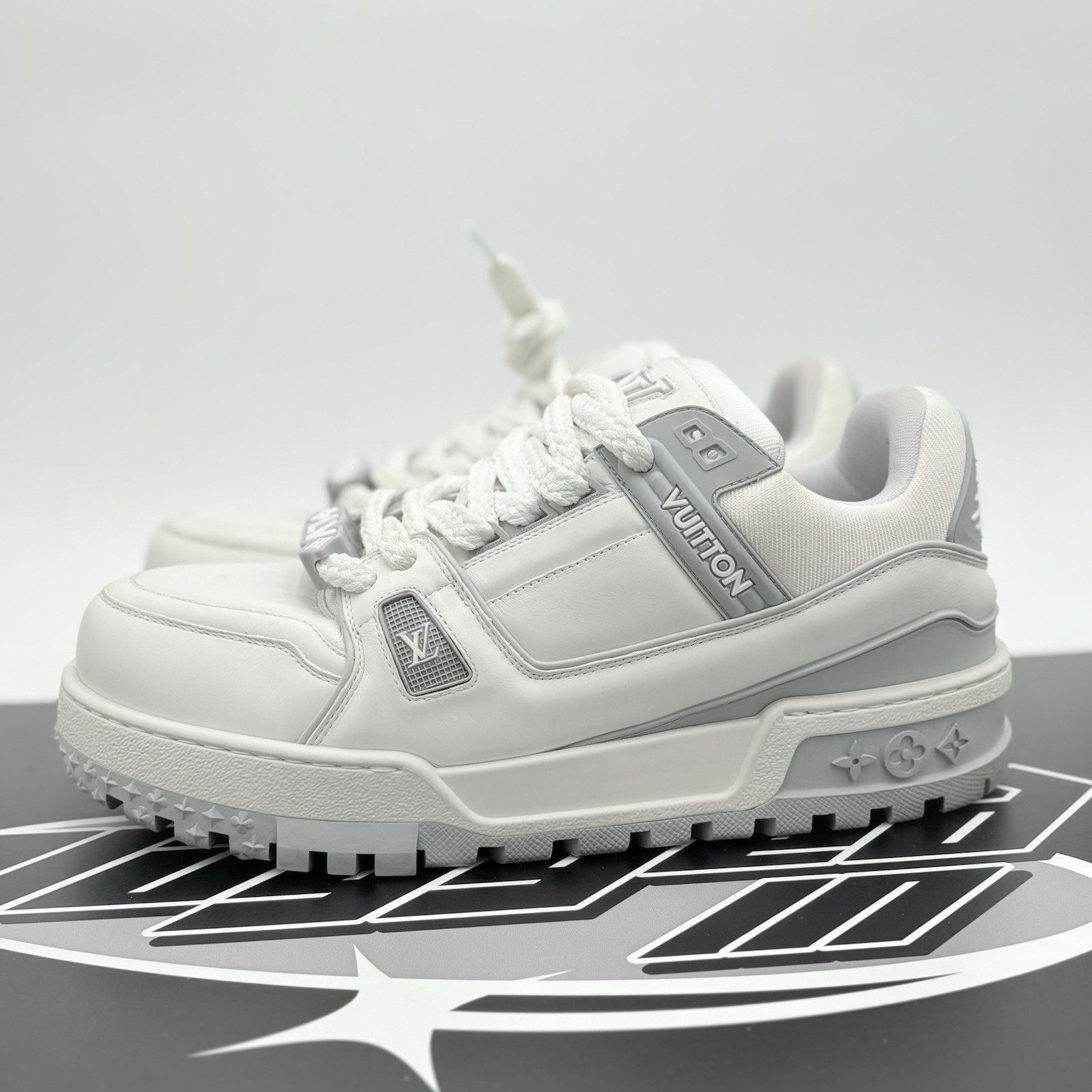 Louis Vuitton Maxi ' White Grey ' SUPER CLEAN!