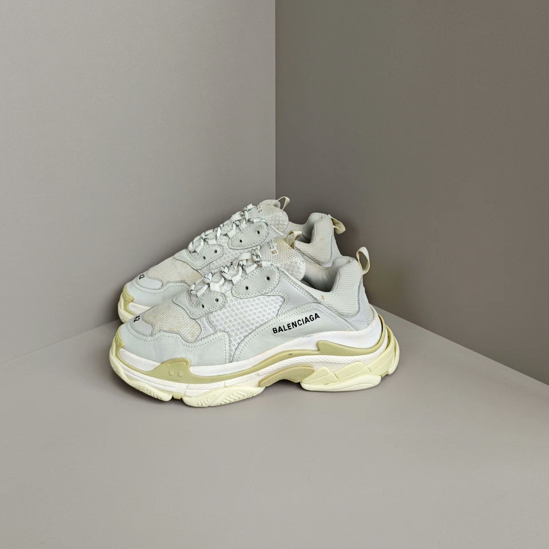 Balenciaga Balenciaga Lowtop Sneakers 9 Men Size US 9 / EU 42 - 1 Thumbnail
