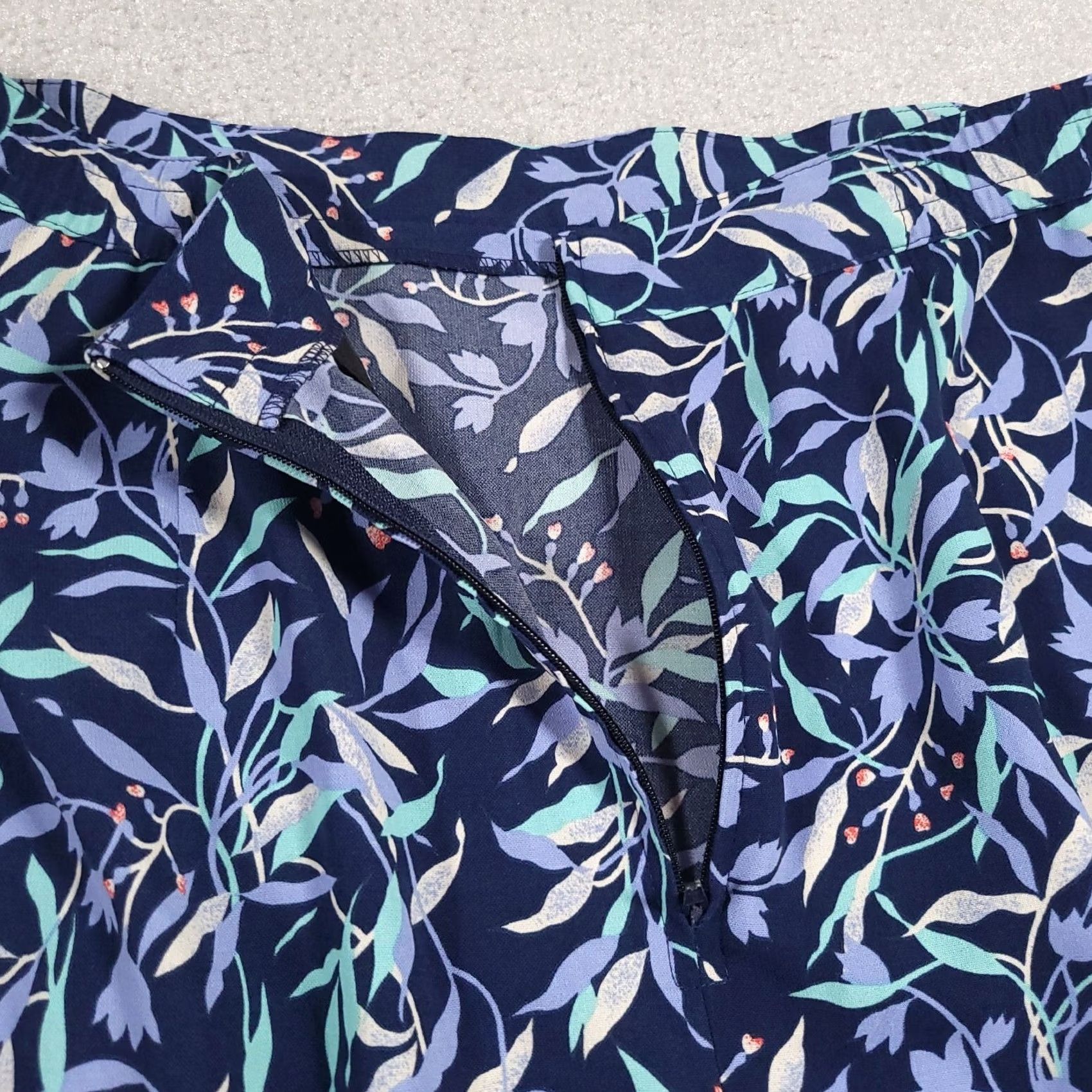 Vintage Sag Harbor Skirt Womens Small Blue Floral Back Zipper Elastic Stretch Long Conversation Size 28" / US 6 / IT 42 - 6 Thumbnail