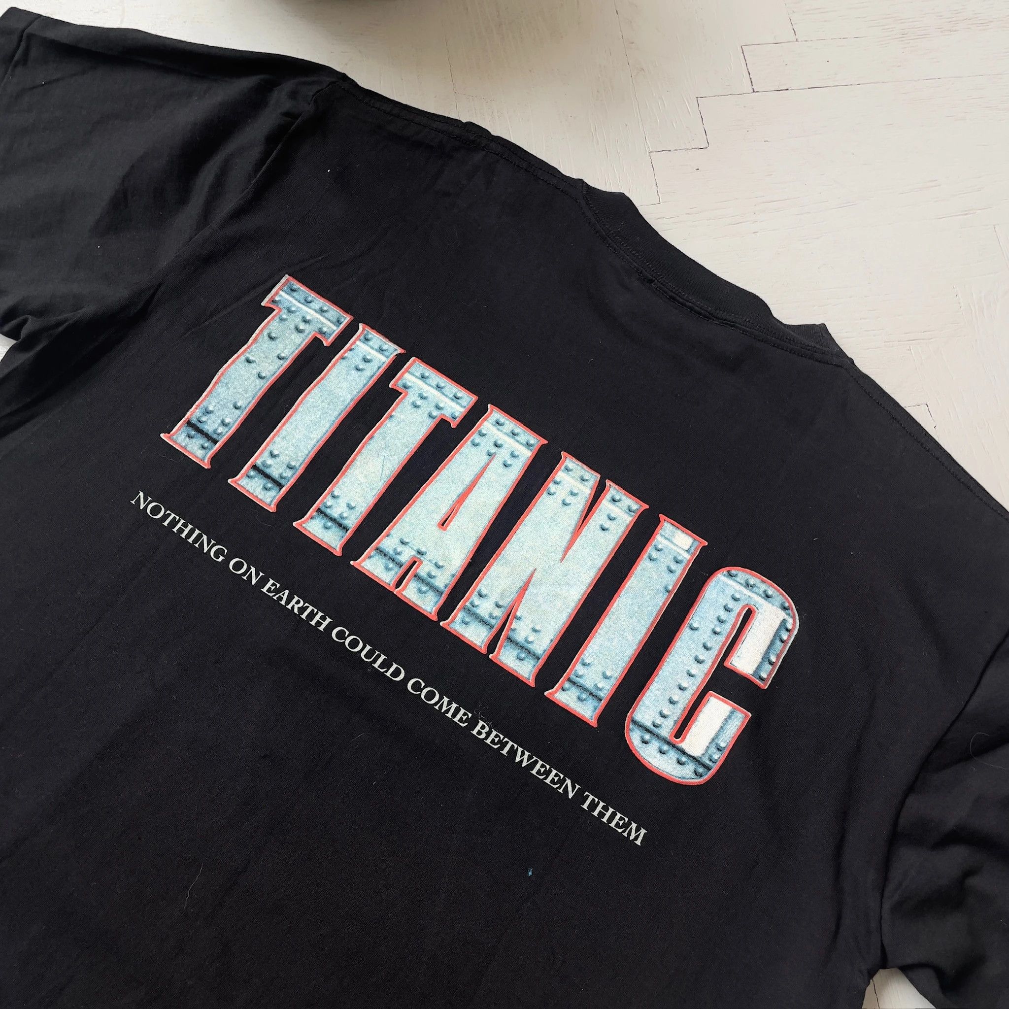 Vintage Vintage Titanic Leonardo Di Caprio Tee Shirt Size US L / EU 52-54 / 3 - 6 Thumbnail