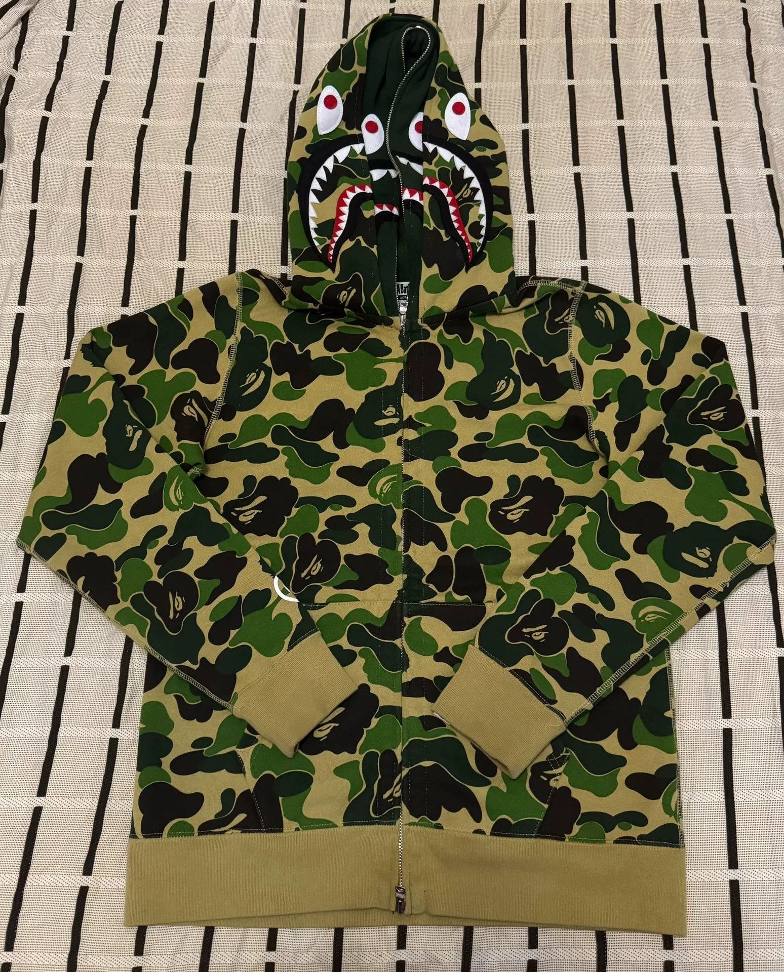 Bape Bape Shark Camo Green Light Jacket M Men Size US M / EU 48-50 / 2 - 1 Thumbnail