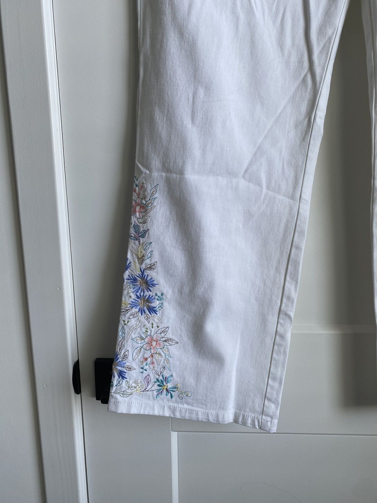 Denim & Co. Denim & Co. Womens Denim Jeans White Embroidered Floral NWOT Size 38" / US 16 / IT 52 - 3 Thumbnail