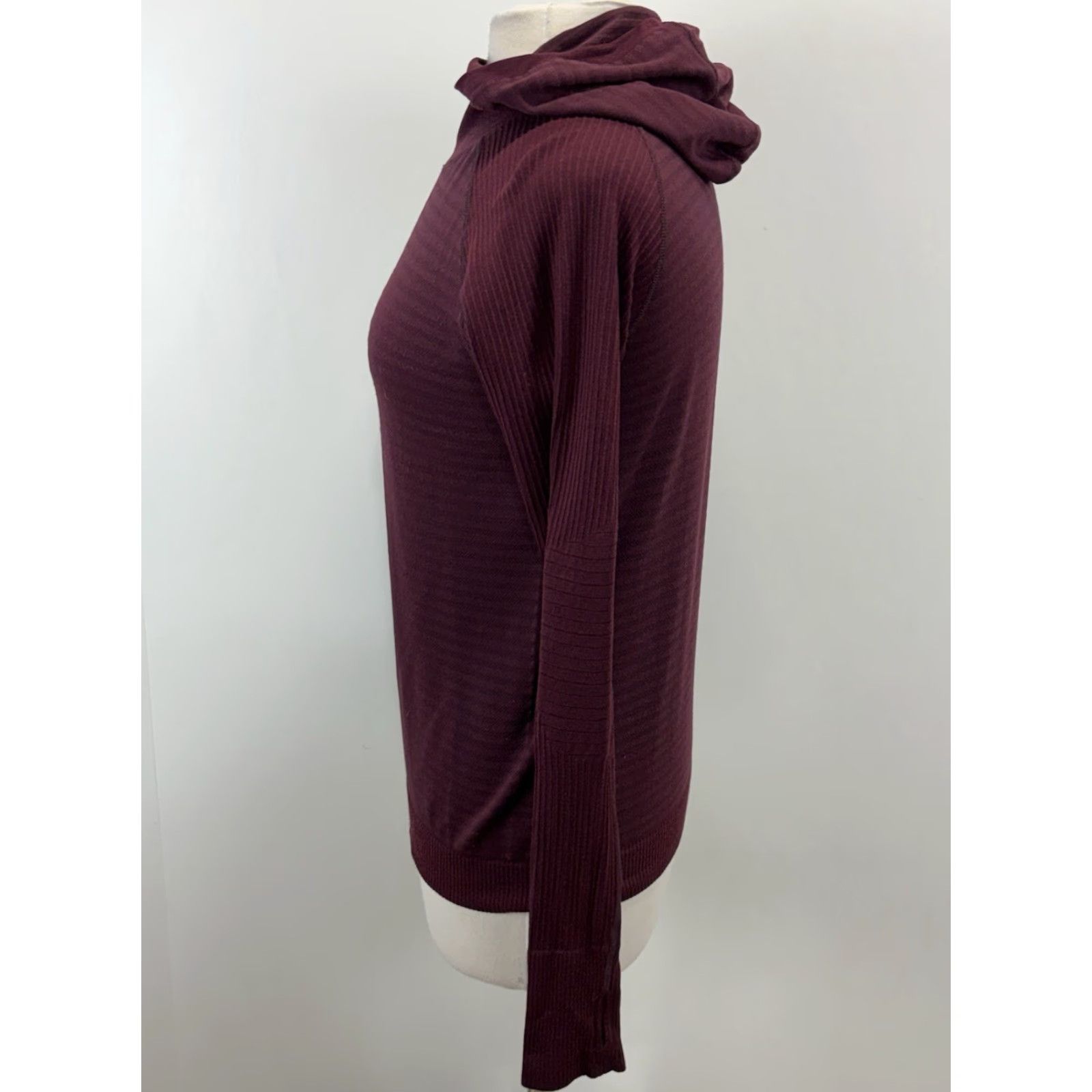 Lululemon VINTAGE Lululemon keep the heat thermal hoodie Maroon Hooded Pullover Women’s 8 Stretch Size M / US 6-8 / IT 42-44 - 2 Thumbnail