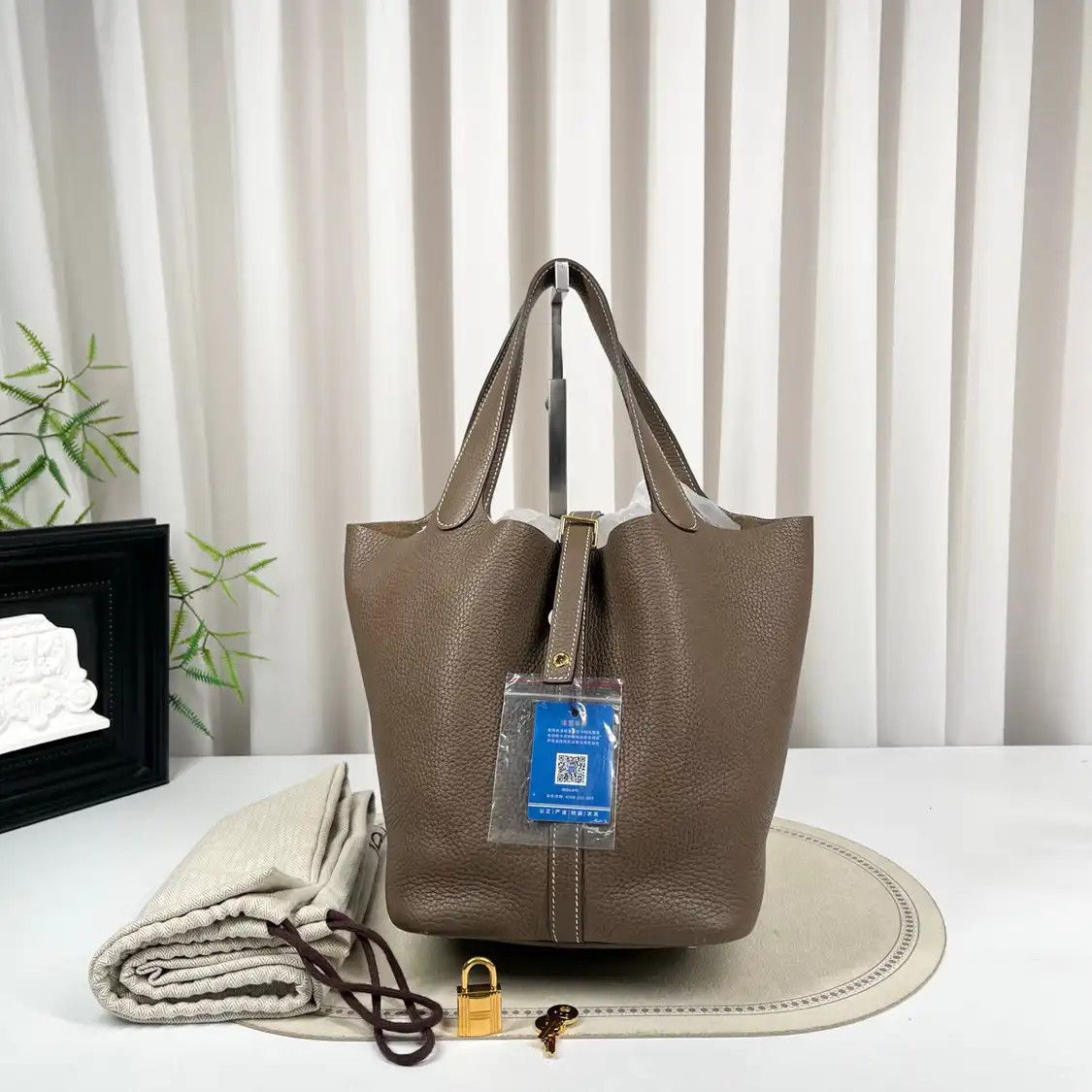 Hermes Hermes Picotin Lock 22 Dove Grey Clemence cowhide leather picotin handbag silver Size ONE SIZE - 1 Thumbnail