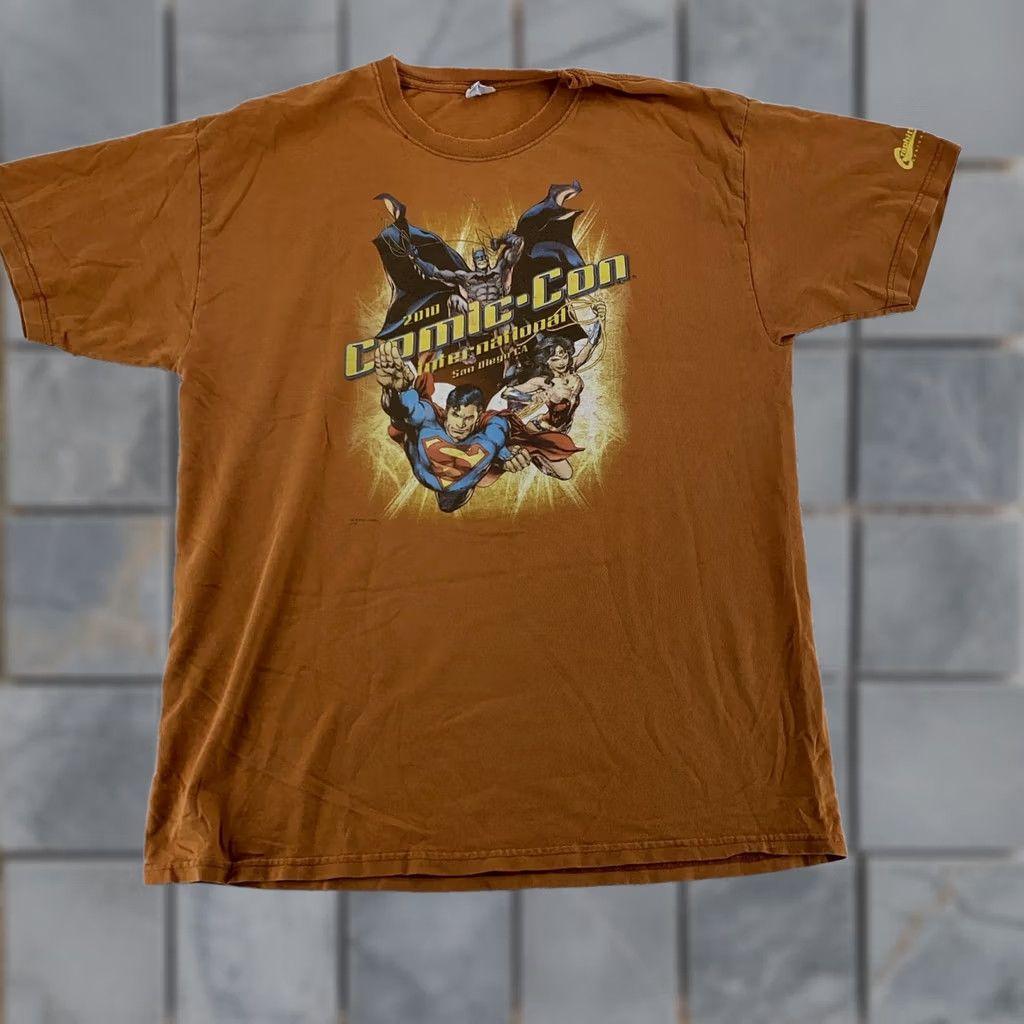 Gildan VINTAGE Distressed 2010 Comic Con Shirt Mens Large San Diego Superman Batman DC Comics Shirt L Orange Graphic Print DC Universe Mens Size US L / EU 52-54 / 3 - 1 Thumbnail