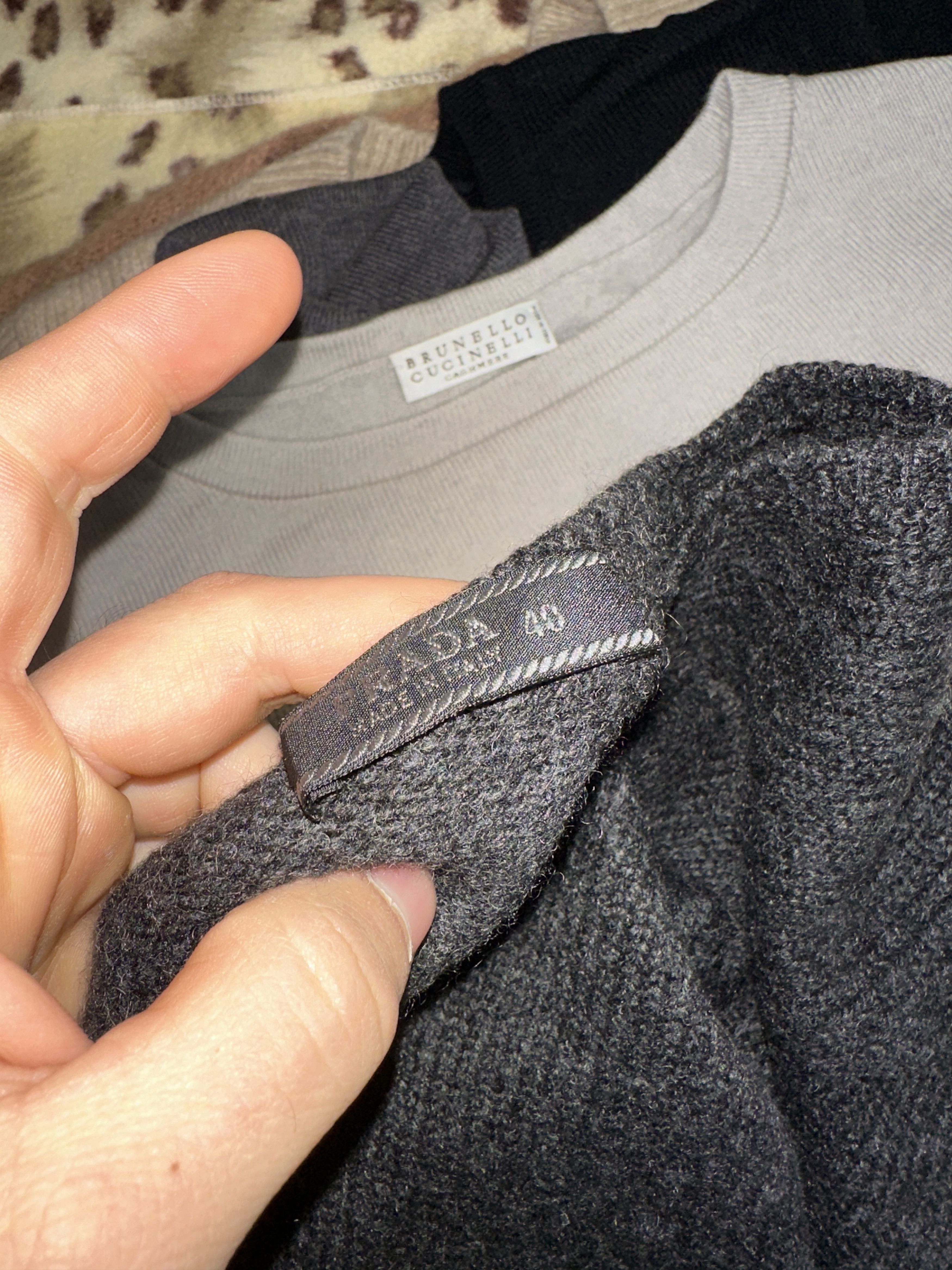Prada Prada 100% Cashmere V-Neck Slim Knit Sweater Size 40 IT Size S / US 4 / IT 40 - 9 Thumbnail