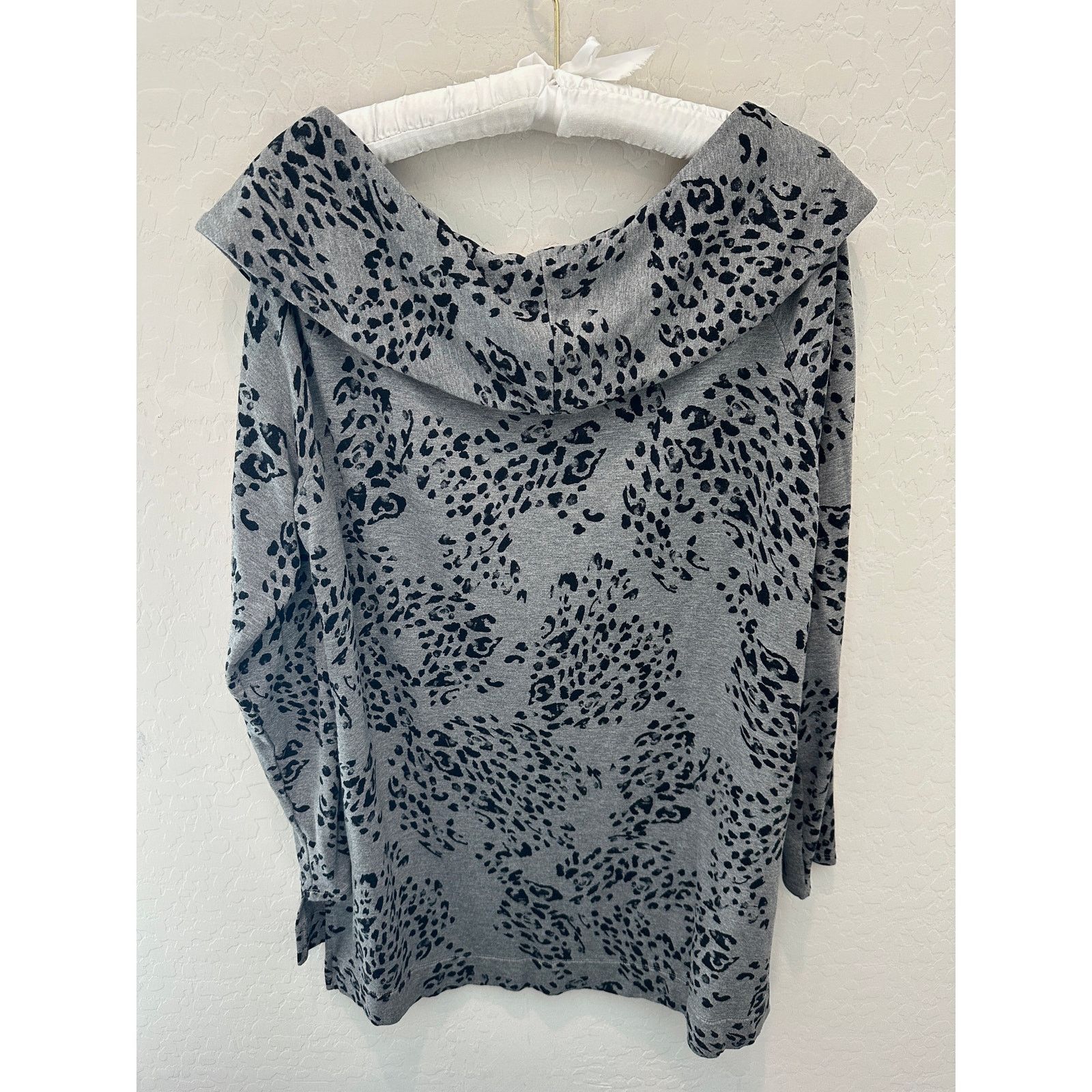 Chicos CHICOS Gray Cheetah Print Soft Lounge Cowl Neck Pullover Size XL / US 12-14 / IT 48-50 - 4 Thumbnail
