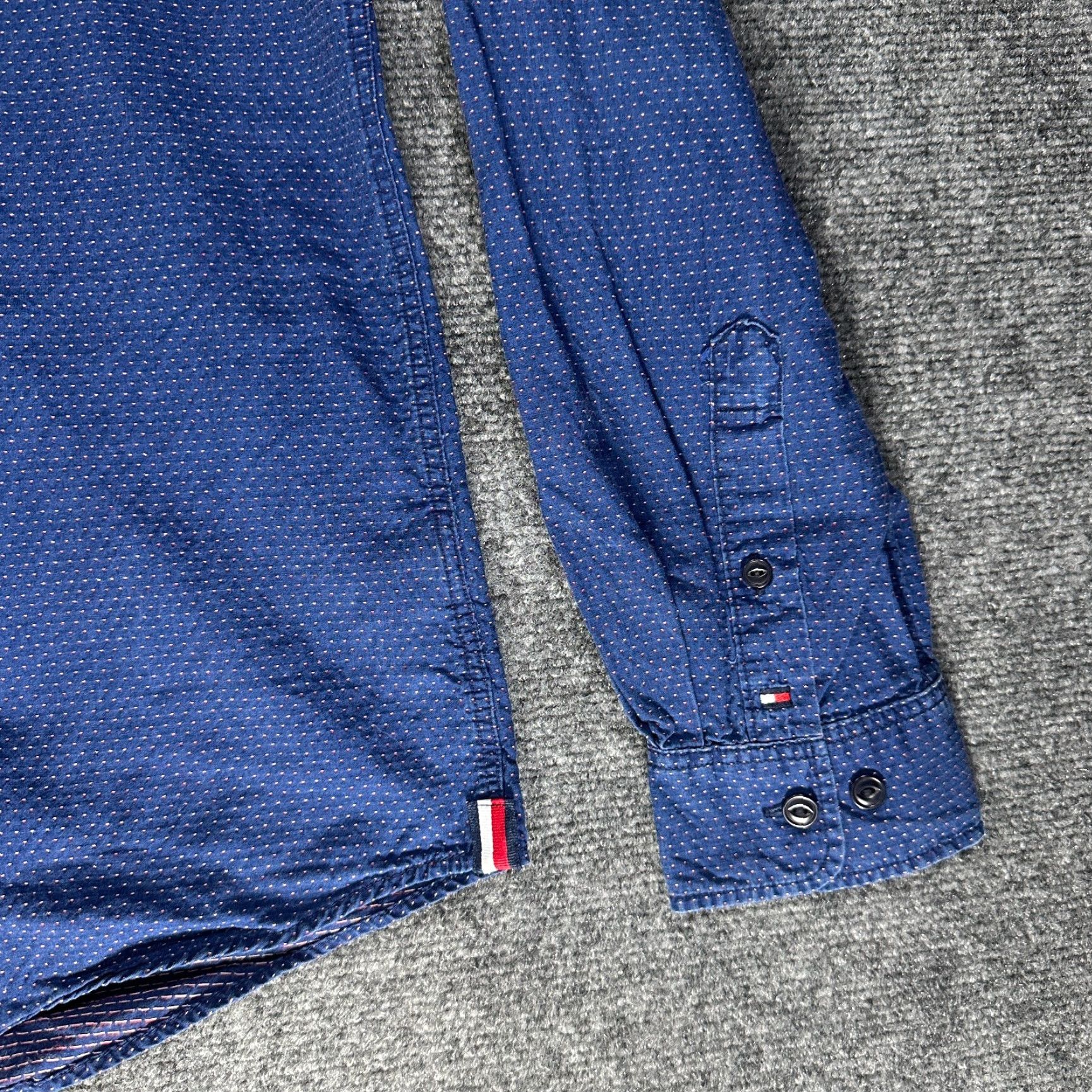 Tommy Hilfiger Tommy Hilfiger Shirt Mens Large Blue Dot Button Down Custom Fit Pocket Hem Logo Size US L / EU 52-54 / 3 - 4 Thumbnail