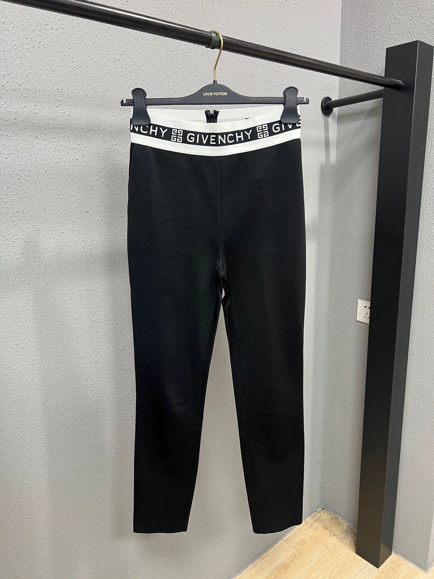 Givenchy Givenchy Logo Yoga Pants in Black Size 23" - 1 Thumbnail